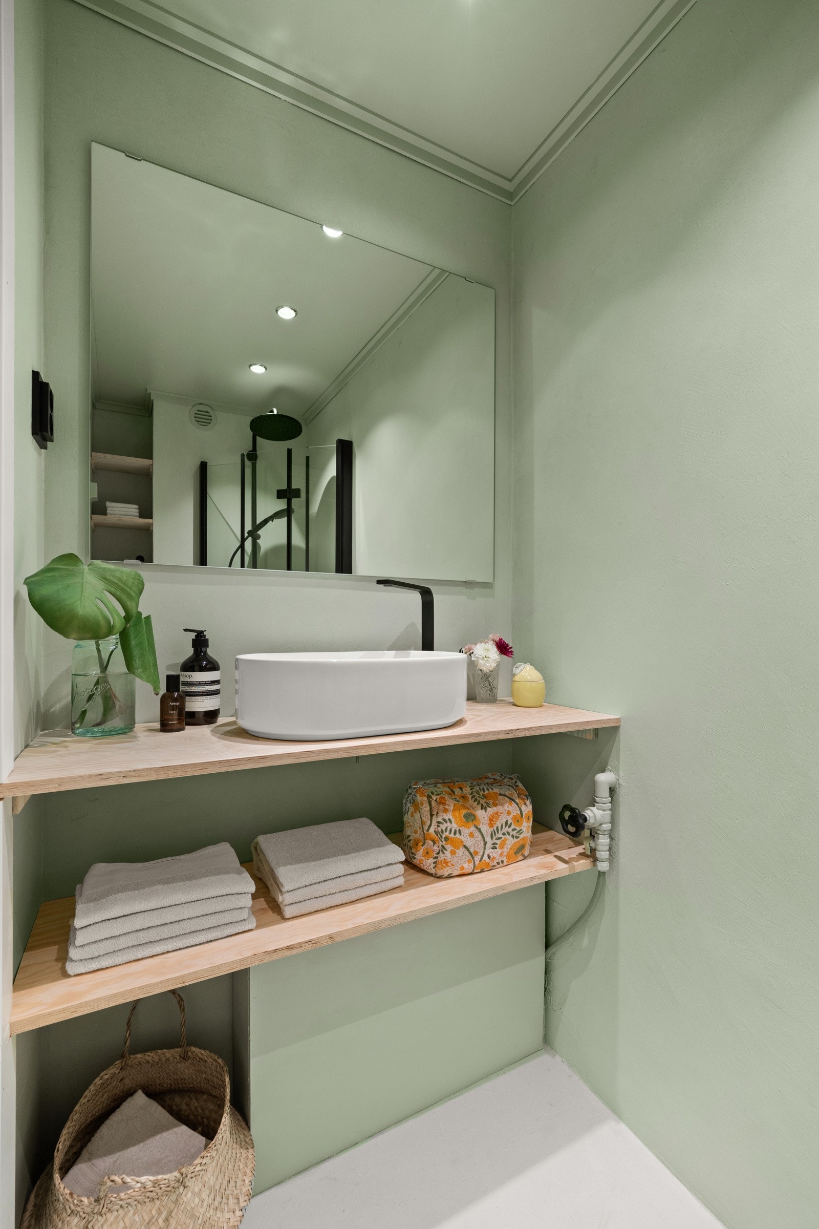 Badet er overflateoppusset med microsement og moderne baderomsinnredning Galleribilde