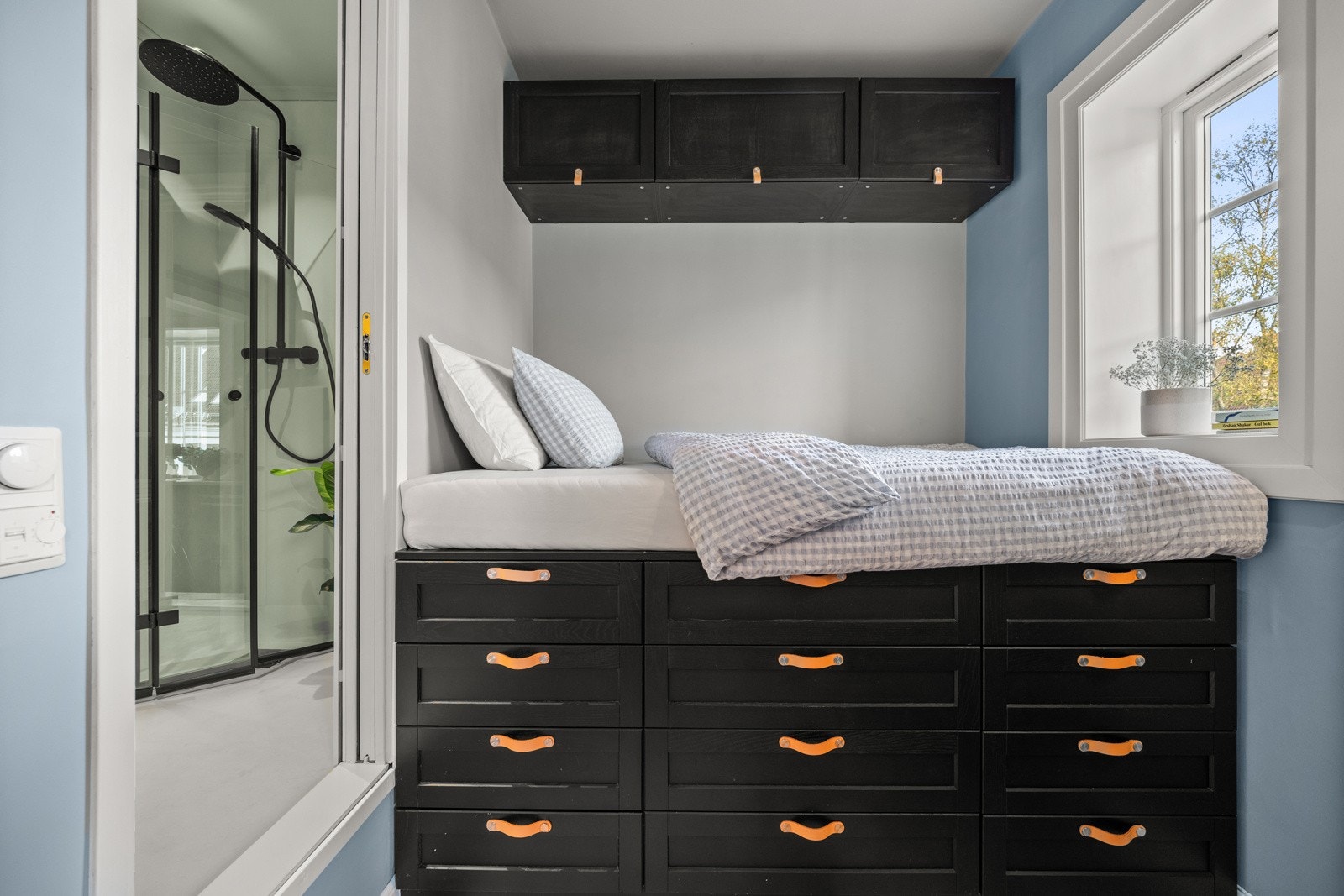 Soverom med spesialbygget og praktisk innredning Galleribilde