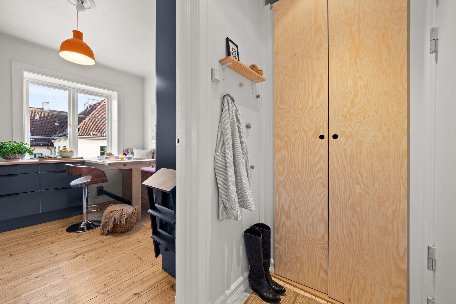 Garderobeplass i gangen Galleribilde