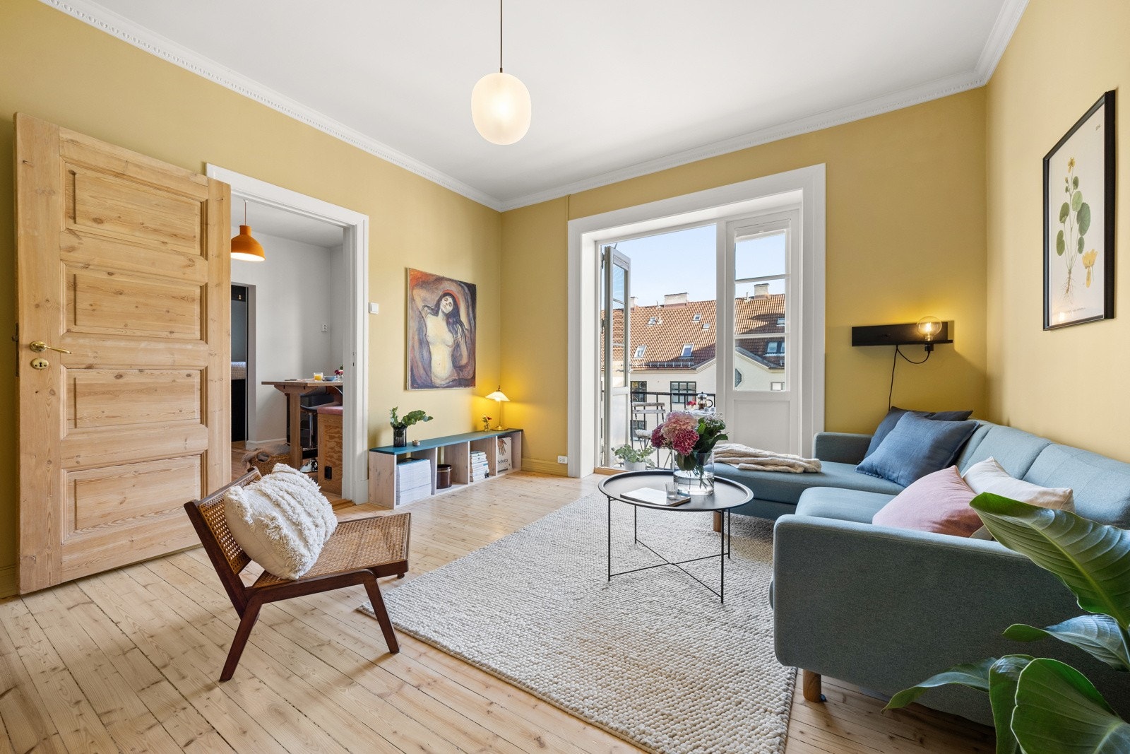 Hele leiligheten er malt i lyse delikate farger Galleribilde