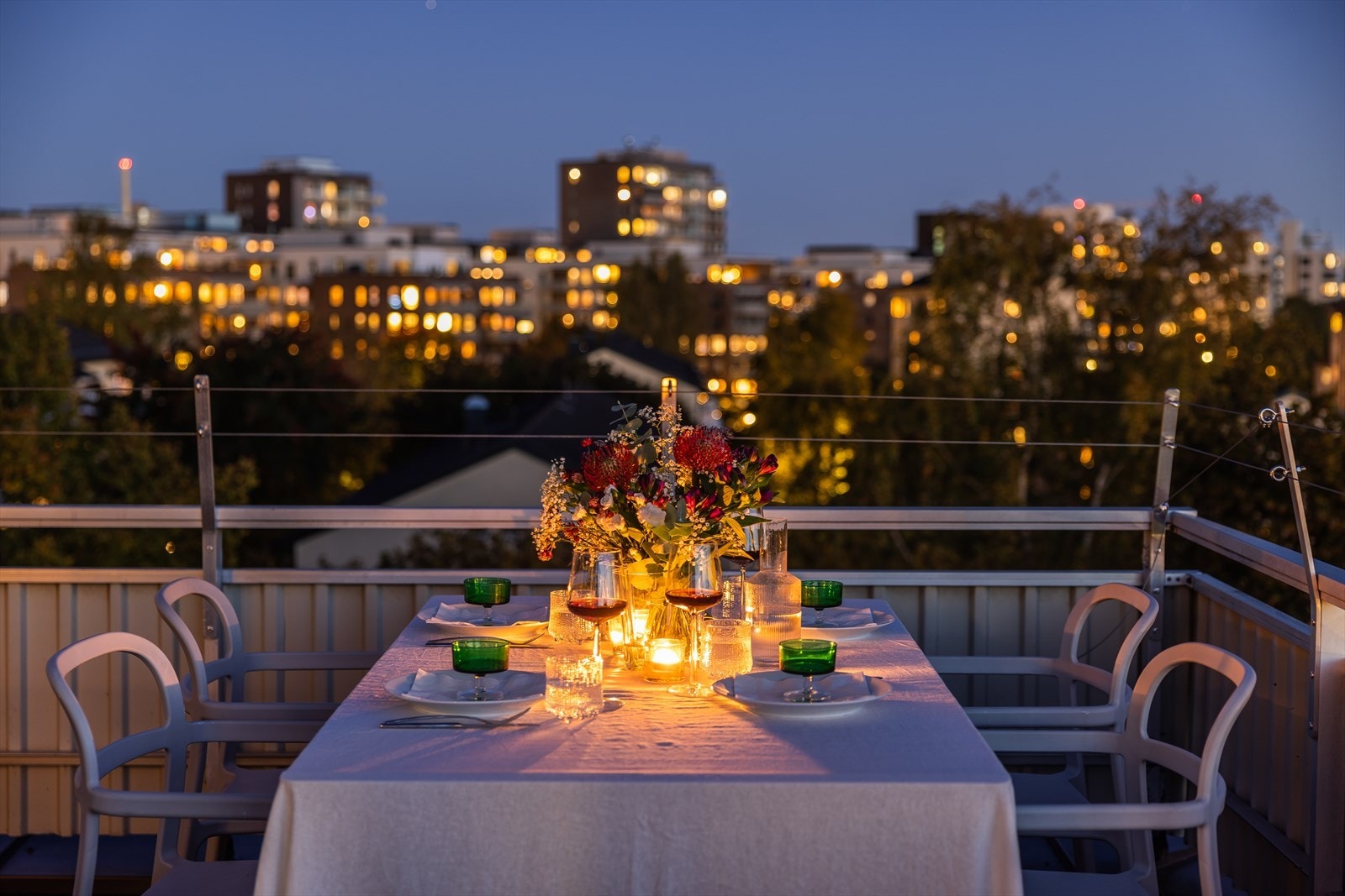 Nydelig kveldstemning på terrassen. Galleribilde