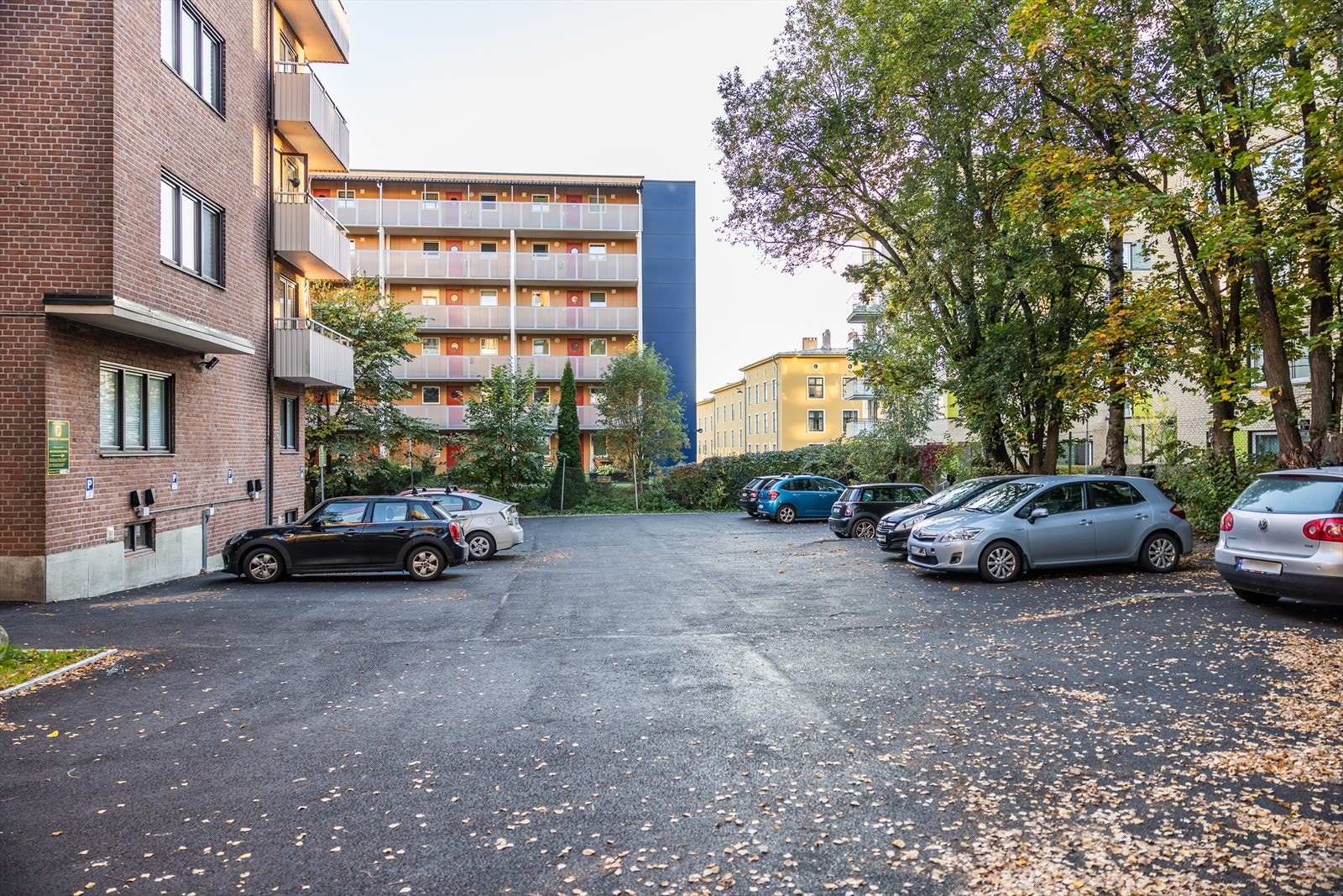 Sameiet har flere parkeringsplasser på egen grunn som leies ut til beboerne i sameiet. Det er pt. flere ledige parkeringsplasser for leie. Galleribilde