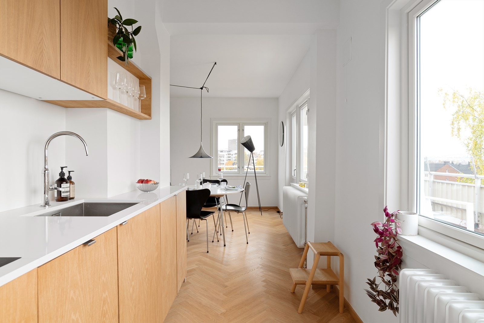 Store vinduslater slipper inn rikelig med naturlig lys. Fra stuen har du også tilgang til den fantastiske takterrassen. Galleribilde