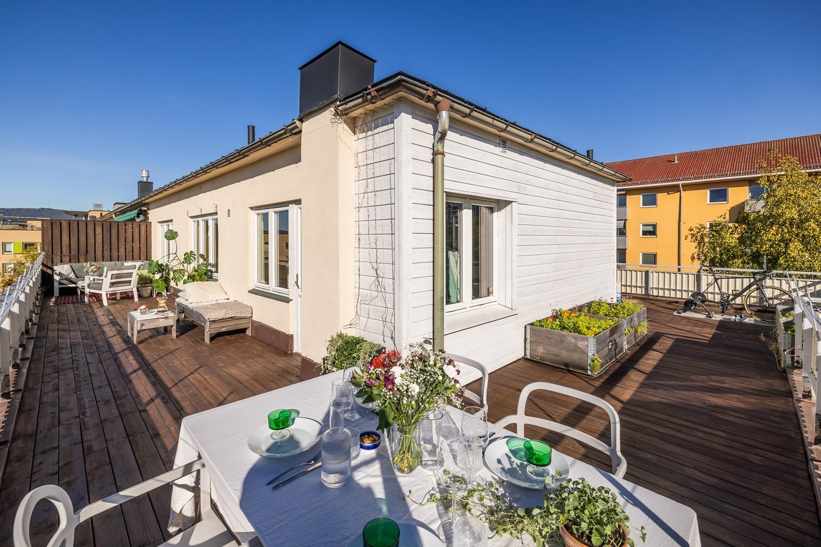 Velkommen til Grefsenveien 30A! Dette er en nydelig topp-/ endeleilighet med privat takterrasse på ca. 65 kvm. Galleribilde