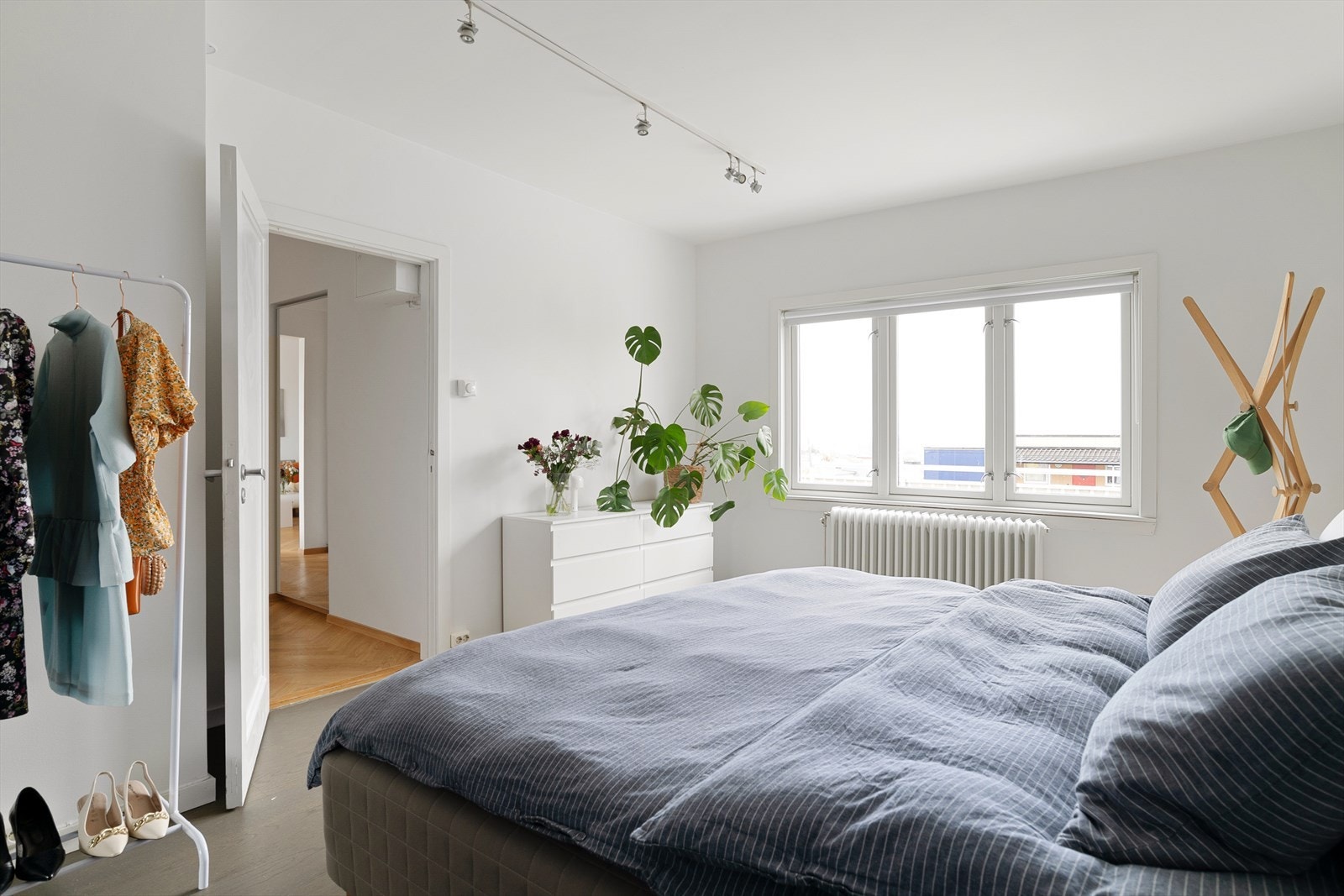 Selger har fått utarbeidet en alternativ planskisse av arkitekt som viser muligheten for å omgjøre soverommet til 2 mindre soverom. Galleribilde