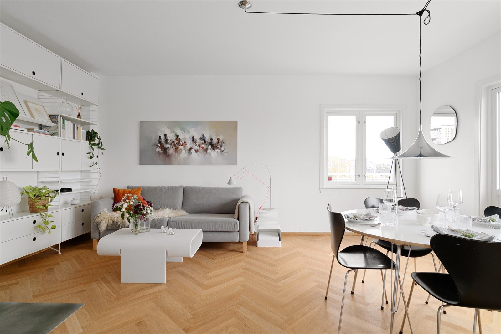 Innvendig er leiligheten pusset opp de siste årene med nytt kjøkken, de fleste overflater og bad pusset opp i 2012 (av tidligere eier). Galleribilde