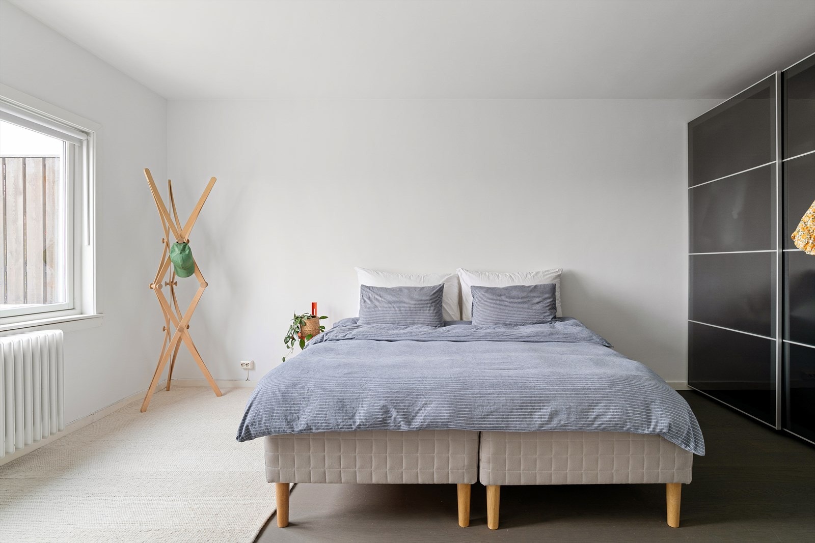 I dag er det meget god plass til en romslig dobbeltseng, samt meget god plass til garderobeskap, alternativt sette opp en lettvegg og lage walk-in garderobe. Galleribilde