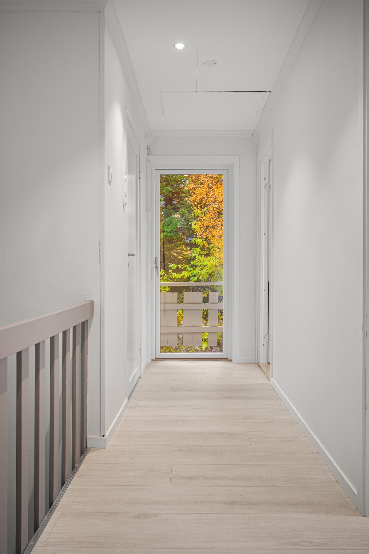 Fra gangen i 2. etasje er det dør ut til balkong Galleribilde