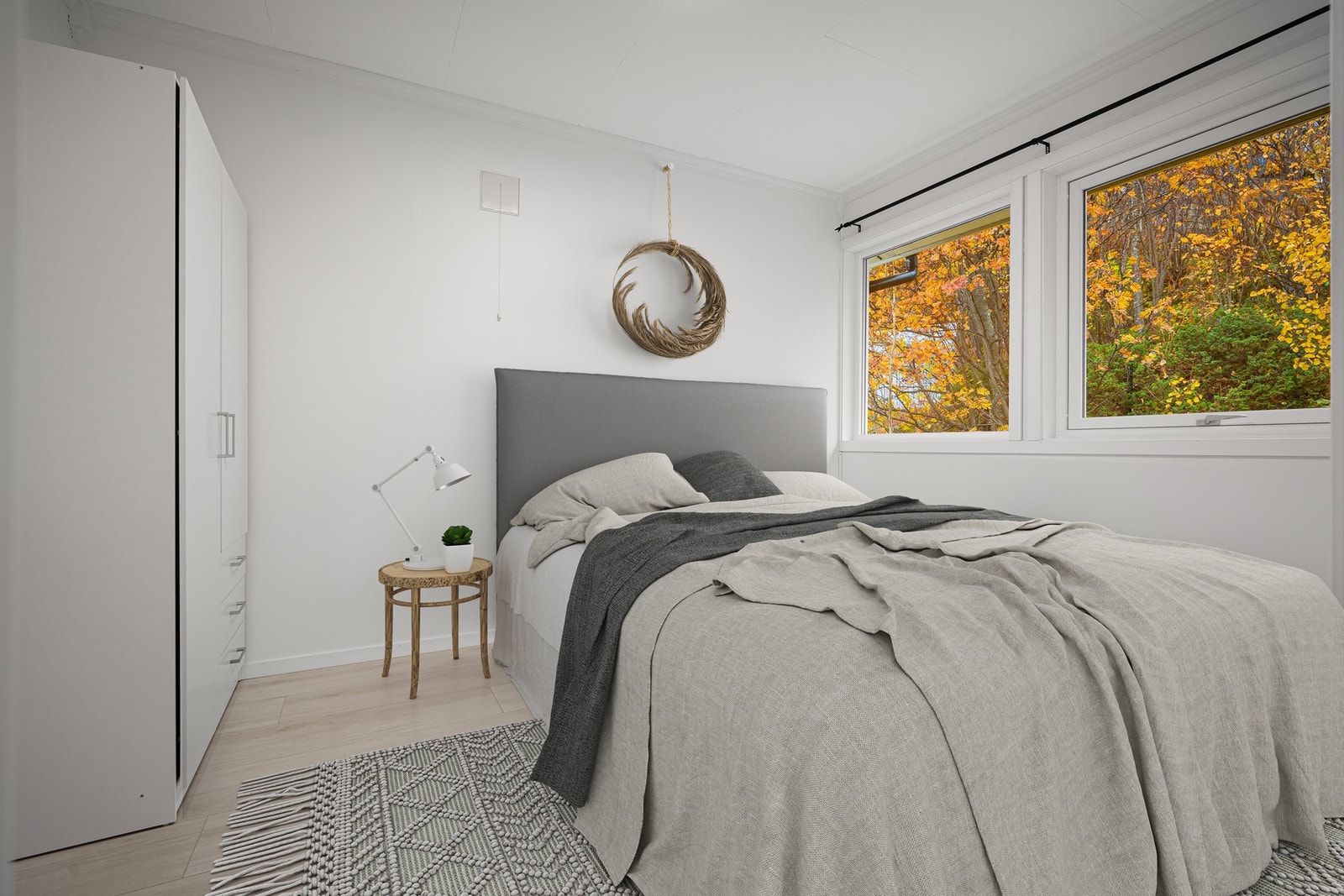 Soverom nr 2 er lyst og koselig med plass til dobbeltseng Galleribilde