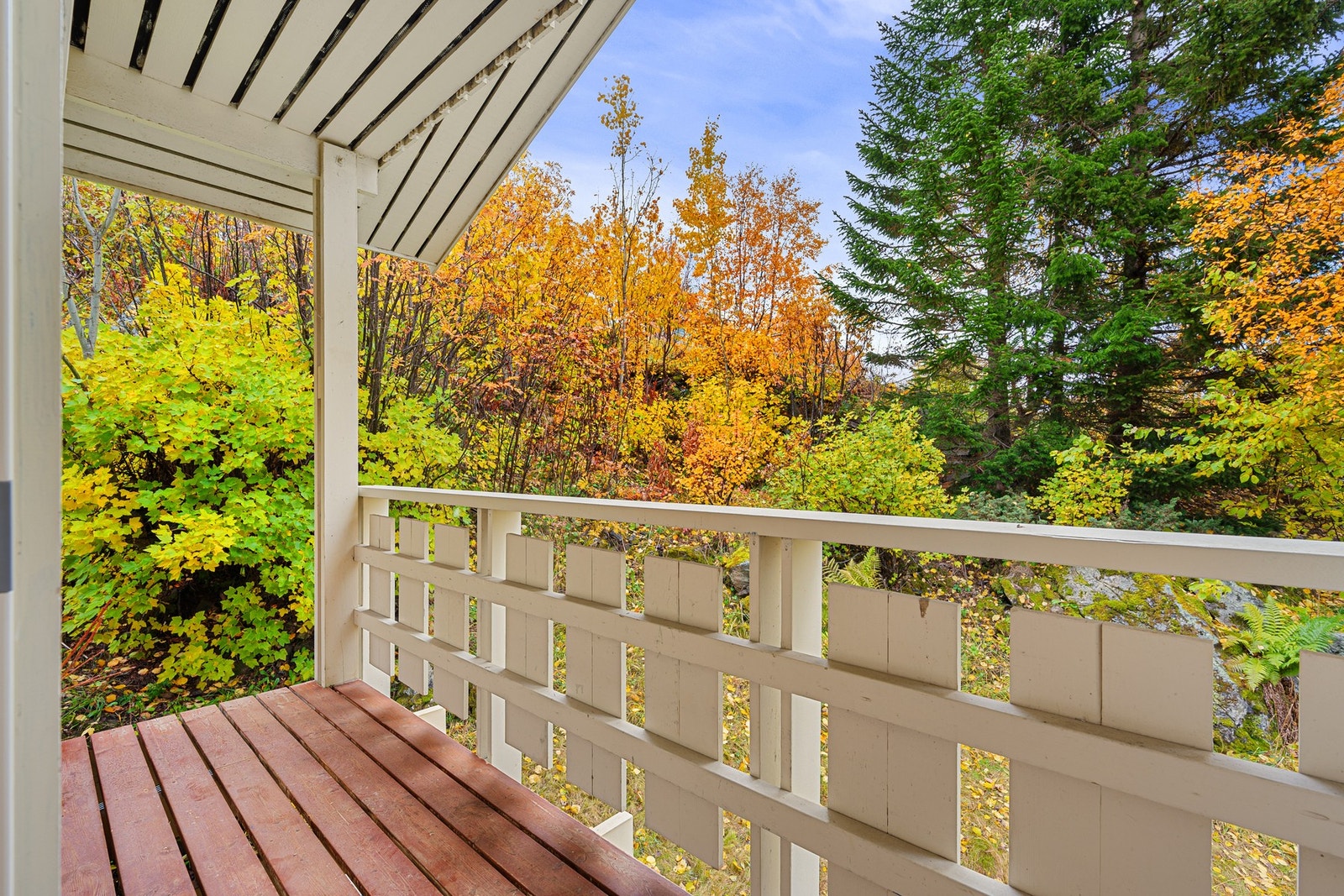 Balkongen i 2. etasje er på baksiden av boligen uten innsyn Galleribilde