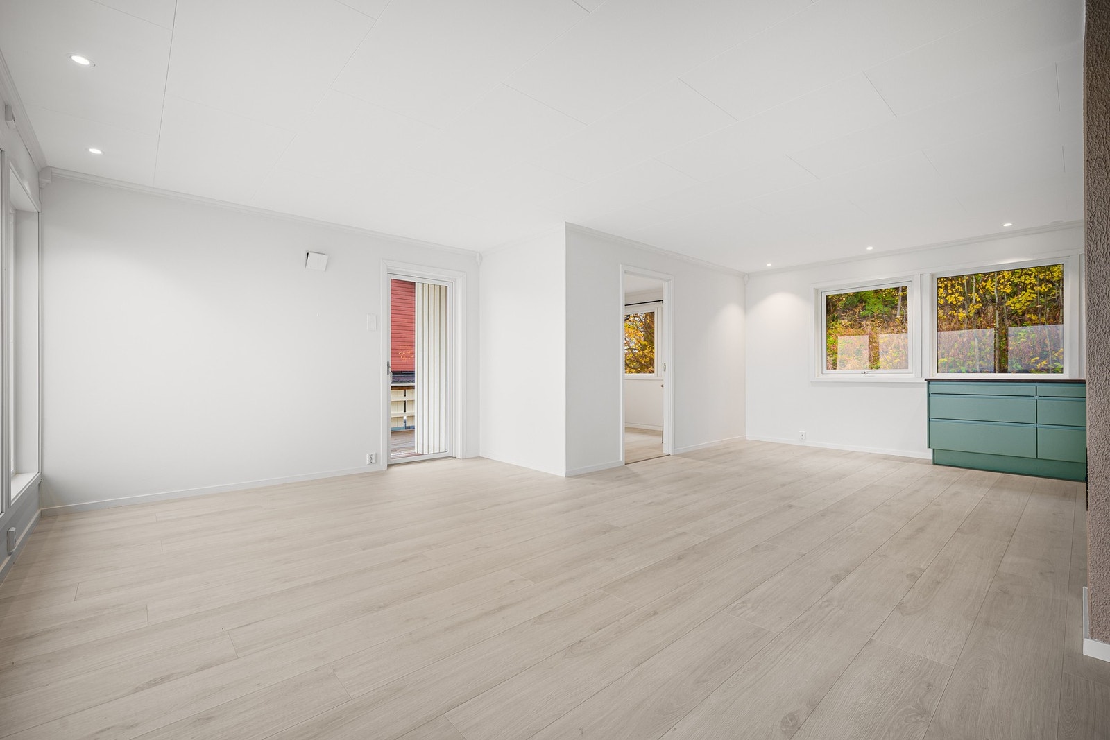 Fra stuen har du adkomst til veranda og et av soverommene Galleribilde