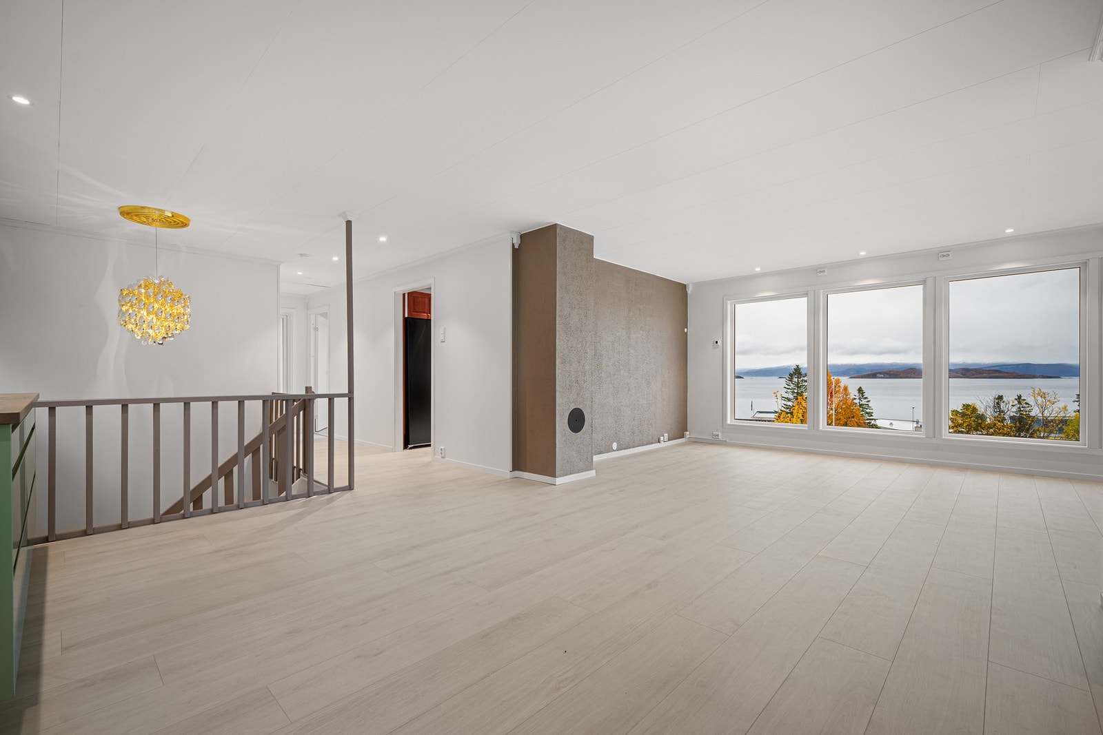 Fra stuen kan du nyte en herlig havutsikt! Galleribilde