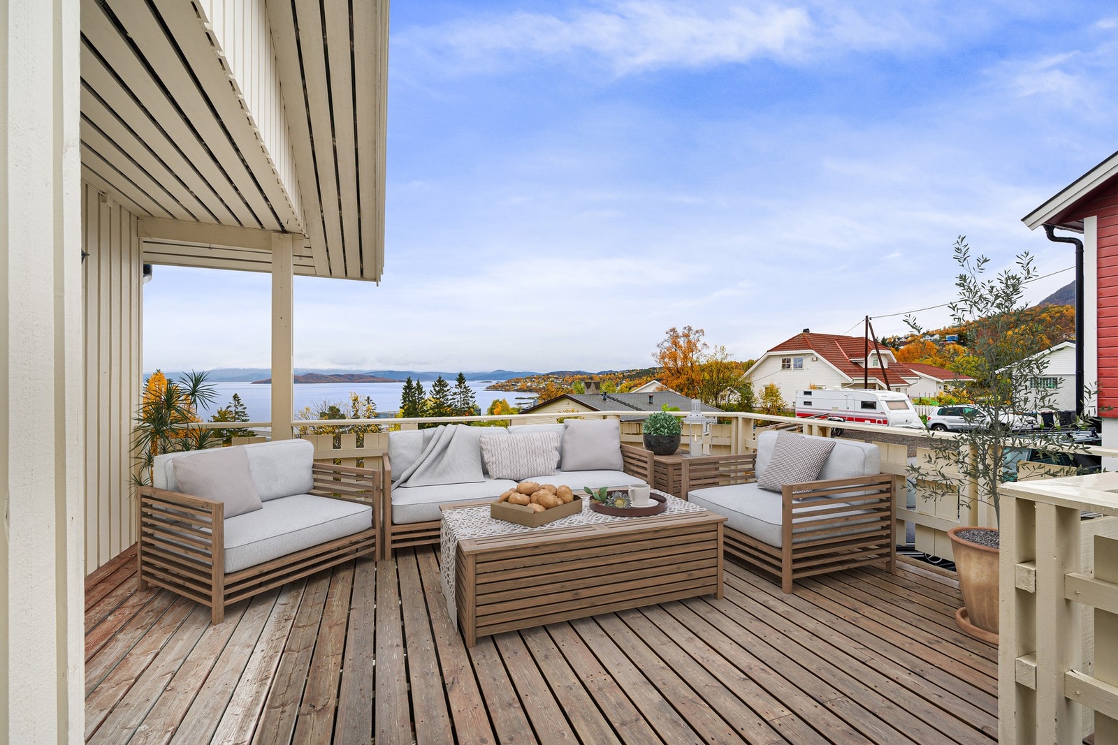 Solrik terrasse på hovedplan, med god plass til utemøblement hvor du kan nyte hyggelig selskap med familie og venner Galleribilde