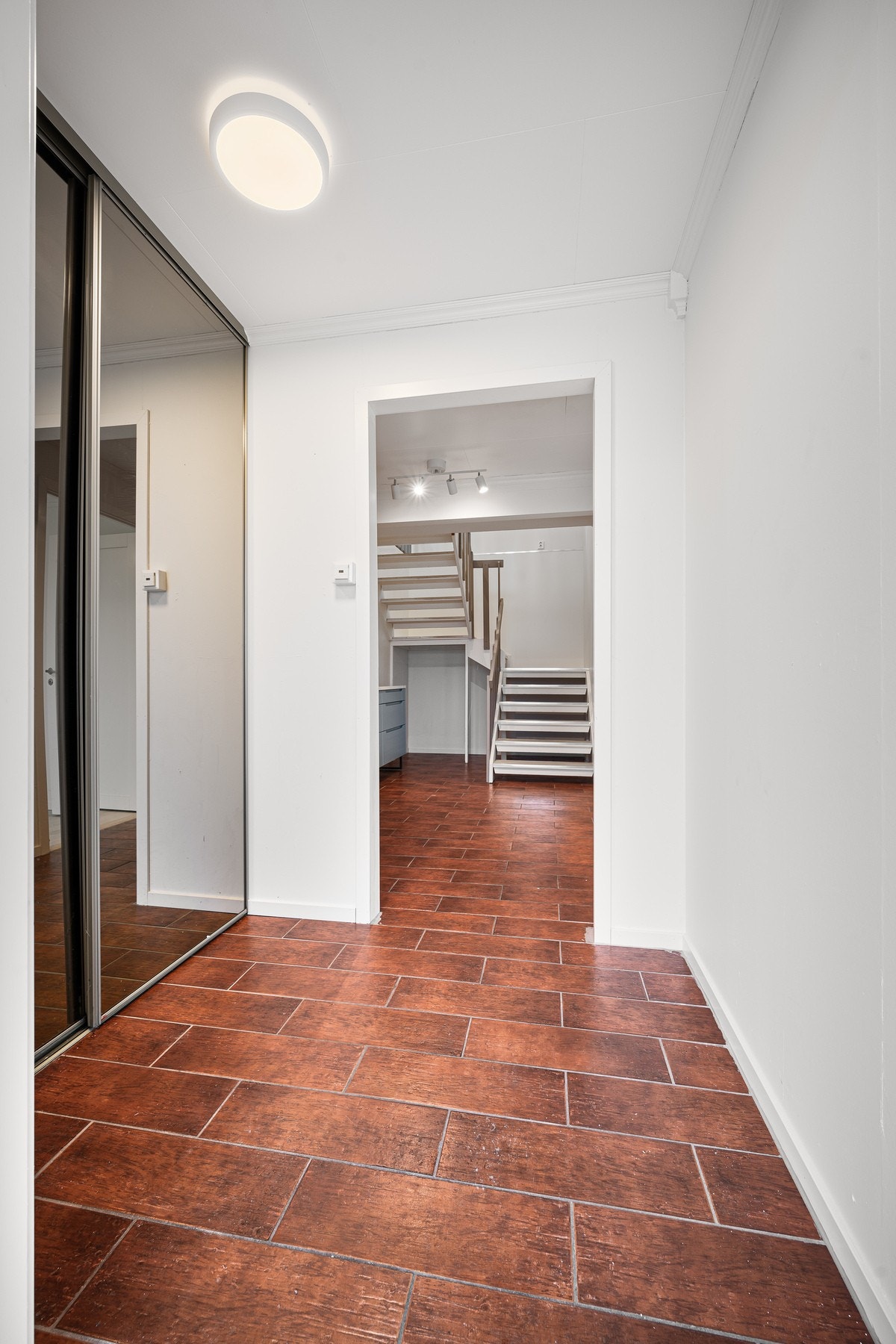 Entréen har skyvedørsgarderobe for praktisk oppbevaring av yttertøy Galleribilde