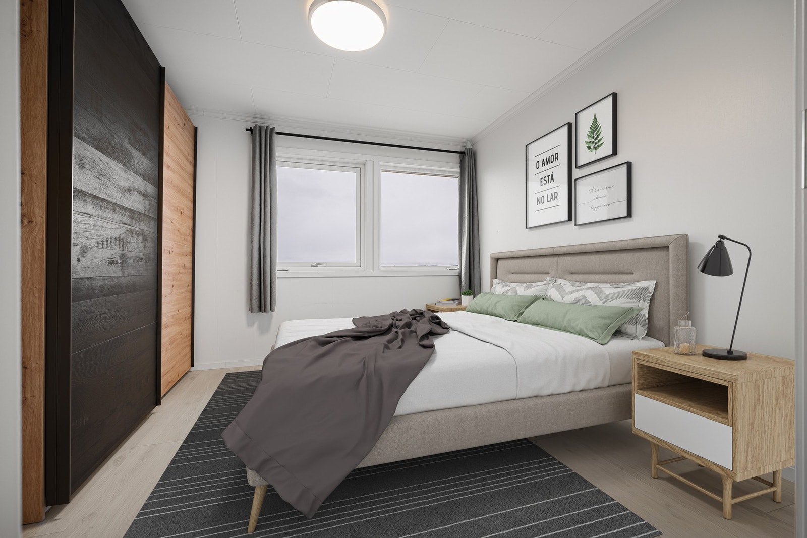 Soverom nr 1 er utstyrt med garderobeløsning og har god plass for dobbeltseng Galleribilde