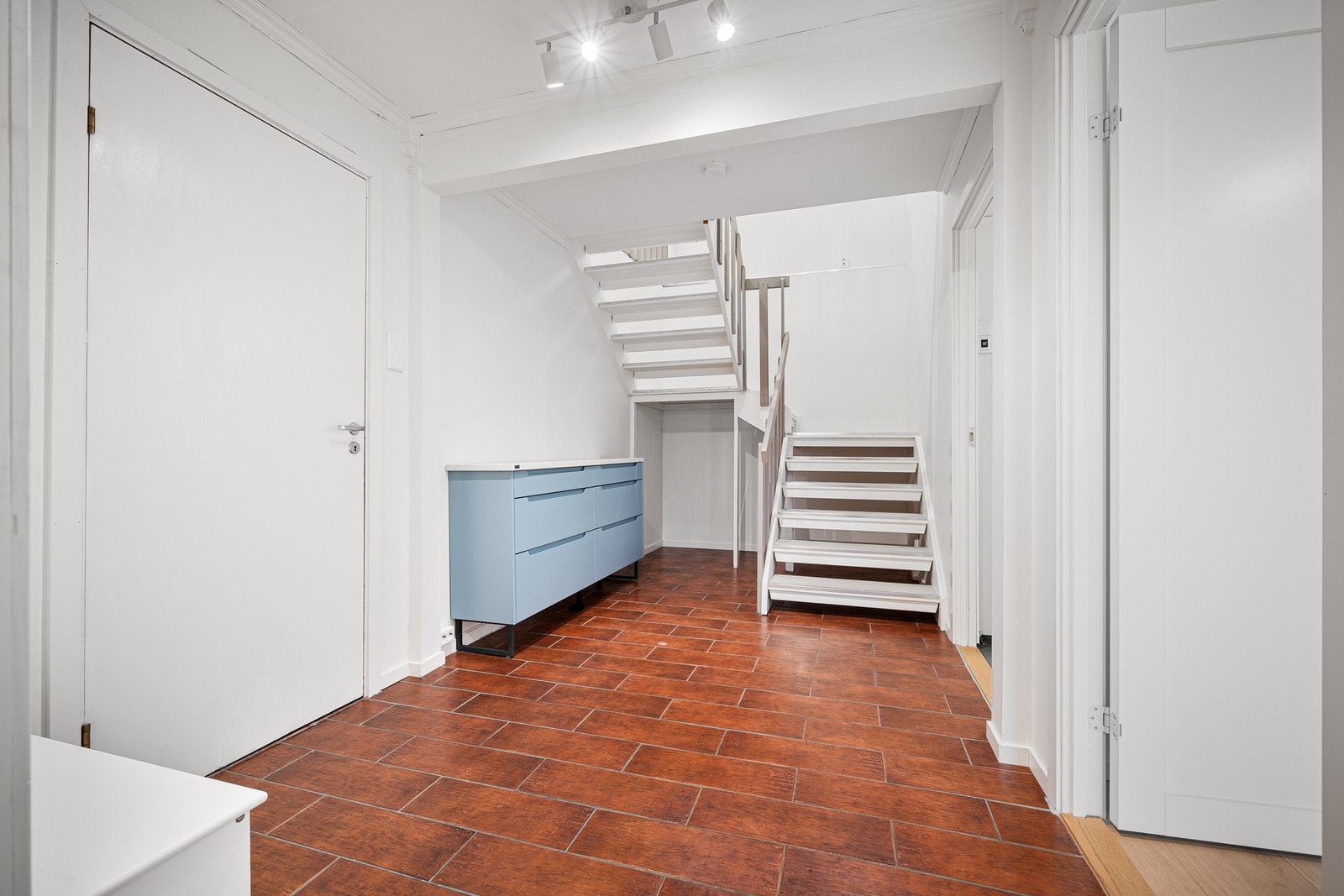 Romslig hall med flislagt gulv med varme Galleribilde