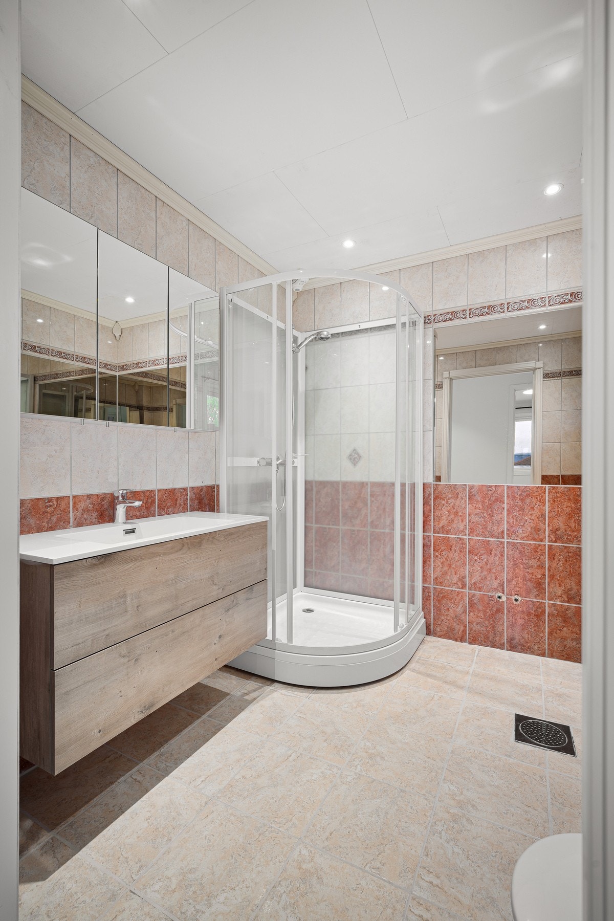 Pent bad i hovedetasje med flislagt gulv (gulvvarme) Galleribilde