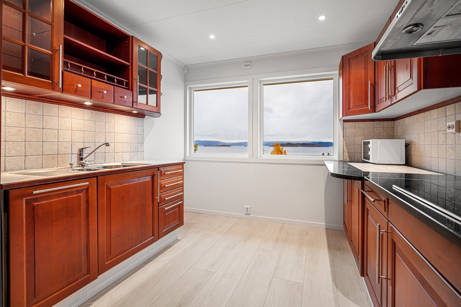 Vi fortsetter med kjøkkenet! Galleribilde