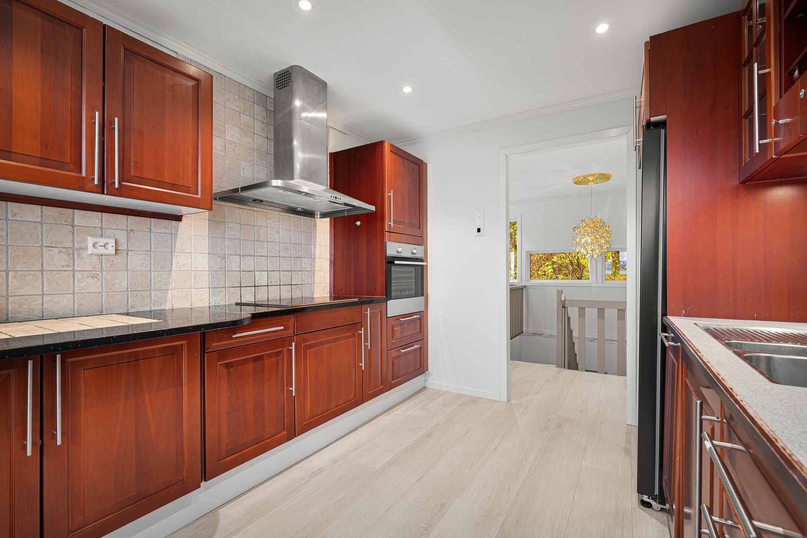 Flislagt mellom benk og overskap Galleribilde