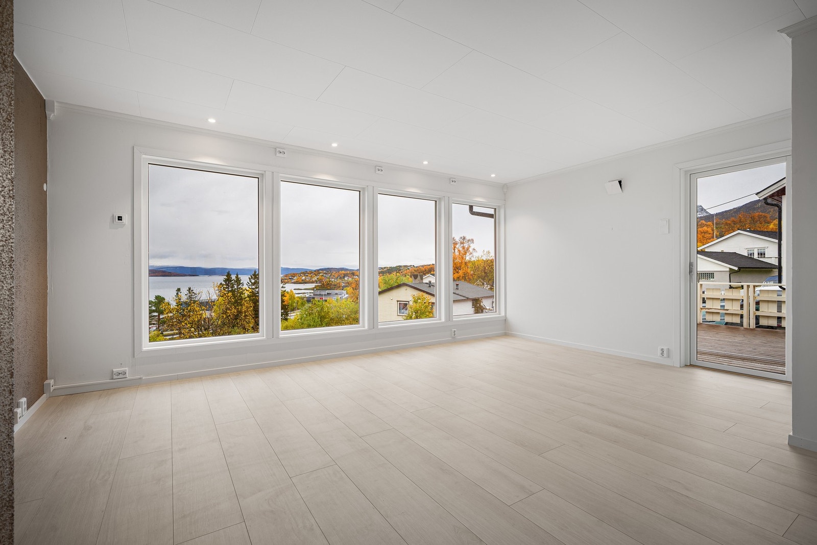 Betydelig renovering siste to år, med nye vinduer i stuen, ny terrassedør og ny hovedytterdør Galleribilde