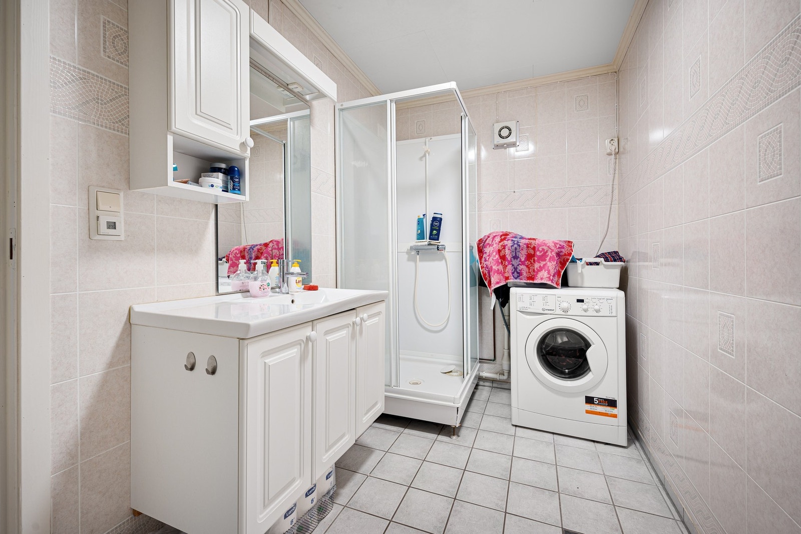 Badet inneholder servantinnredning med god plass i underskap, dusjkabinett, opplegg for vaskemaskin og wc Galleribilde