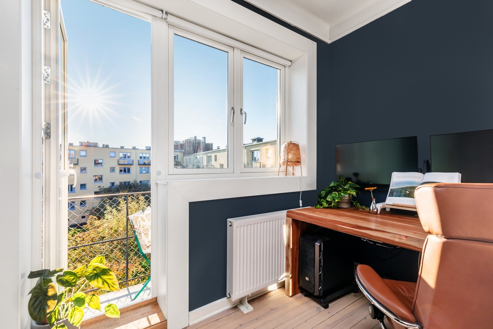 Utgang til solrik brannbalkong fra soverommet. Galleribilde