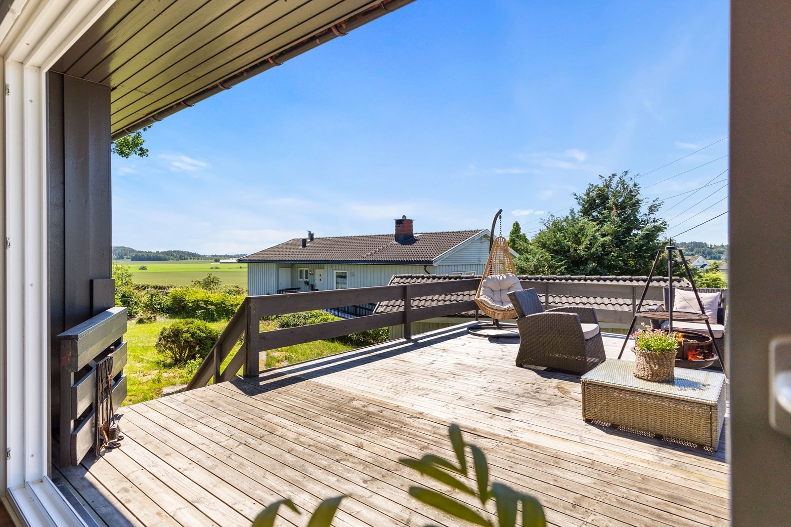 I stuen er det utgang til terrassen, en solrik og deilig terrasse med god plass til å møblere etter eget ønske. Her kan fine dager enkel nytes! Galleribilde
