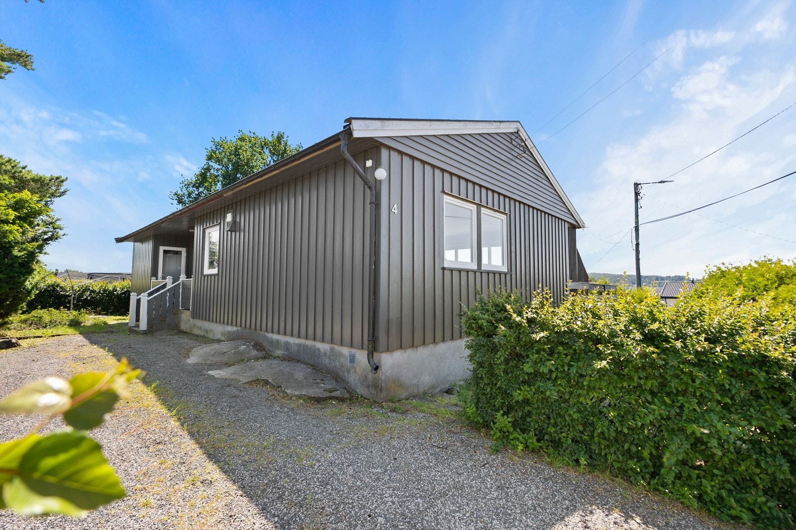 Det er adkomst til boligen fra bakkeplan, via trapp og inn i første etasje. Galleribilde