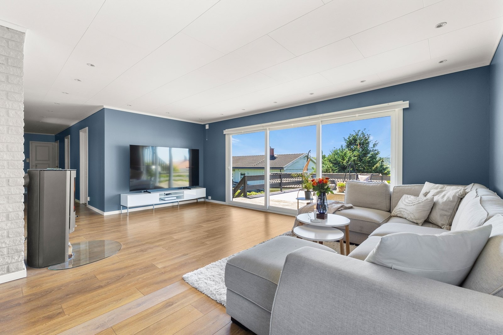 Boligen er opprinnelig fra ca. 1971, men er i senere tid blitt vesentlig oppgradert og modernisert i 2022 forutenom vaskerom og utvendig bod. Boligen holder en gjennomgående standard, med lyse og luftige oppholdsrom. Galleribilde