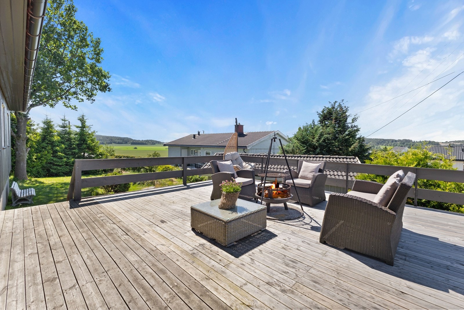 Selger opplyser at terrassen ble i 2022 utvidet. Dette kan være et søknadspliktig tiltak - se pkt. ferdigattest for nærmere informasjon. Galleribilde