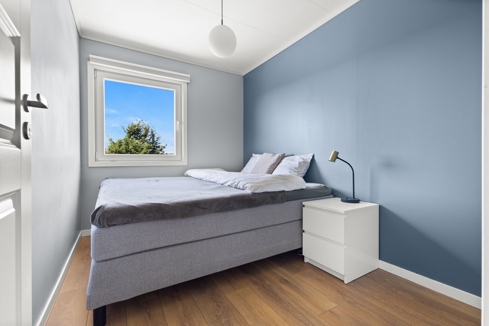 Videre byr boligen på tre soverom. Alle tre soverommene har god plass til seng med tilhørende møblement. Galleribilde