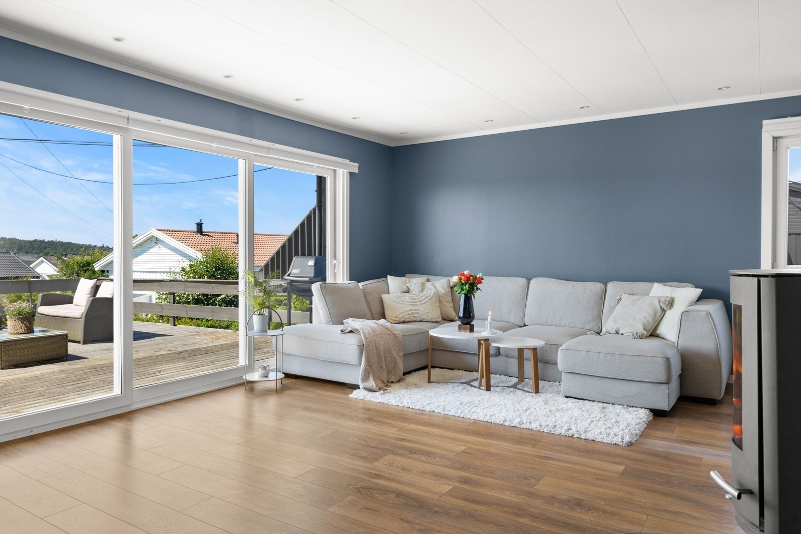 Stuen byr på slette vegger malt i en fin farge, pent gulv og har himling med downlights. Galleribilde