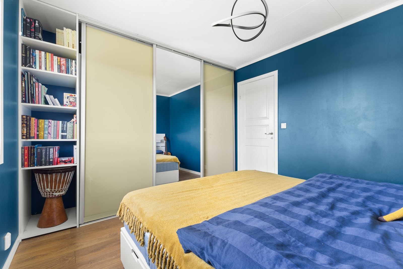 Hovedsoverommet har garderobe med god plass til oppbevaring. Galleribilde