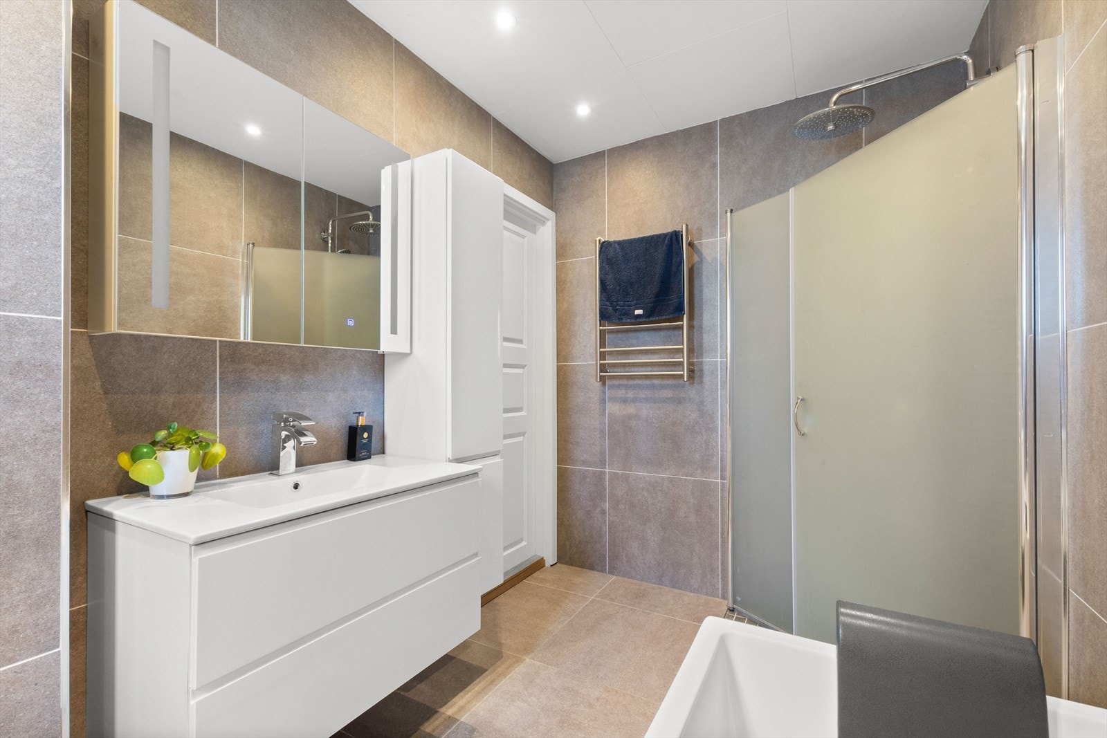 Boligen har et bad, toalettrom og vaskerom. Galleribilde