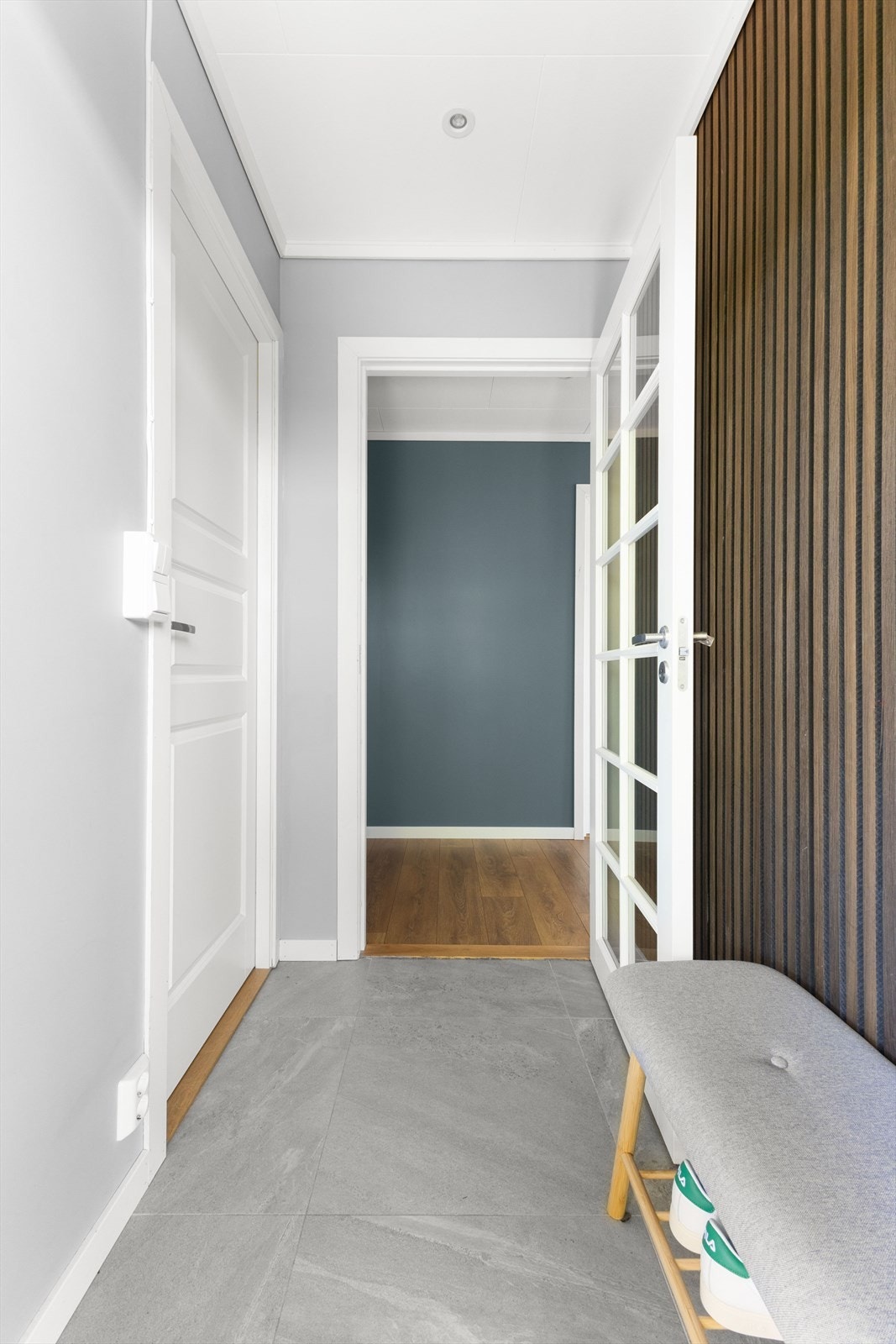 Velkommen inn - her ønskes du velkommen inn i lys entrè med plass til å henge fra deg ytterklær. Entrèen byr på slette overflater, med spilevegg og fliser på gulv! Galleribilde