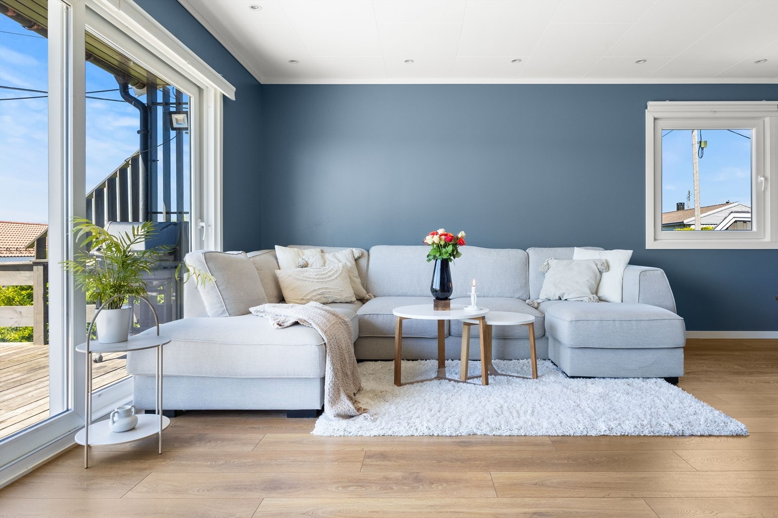 Det er flere vindusflater som slipper inn naturlig lys og skaper en god atmosfære i rommet. Galleribilde