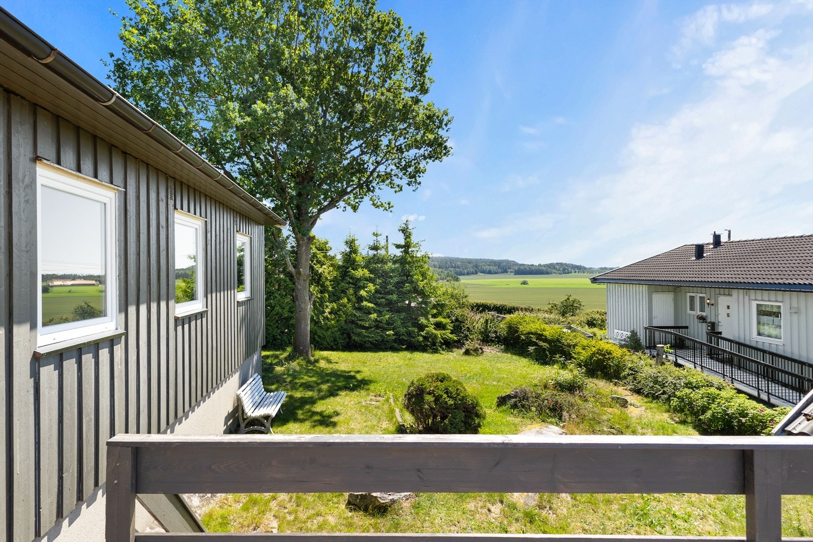 Tomten er pent opparbeidet med gressplen, beplantning, hekk og terrasse. Uteområdet byr på gode solforhold og det lettstelte plenarealet innbyr til lek og aktivitet for store og små. Galleribilde