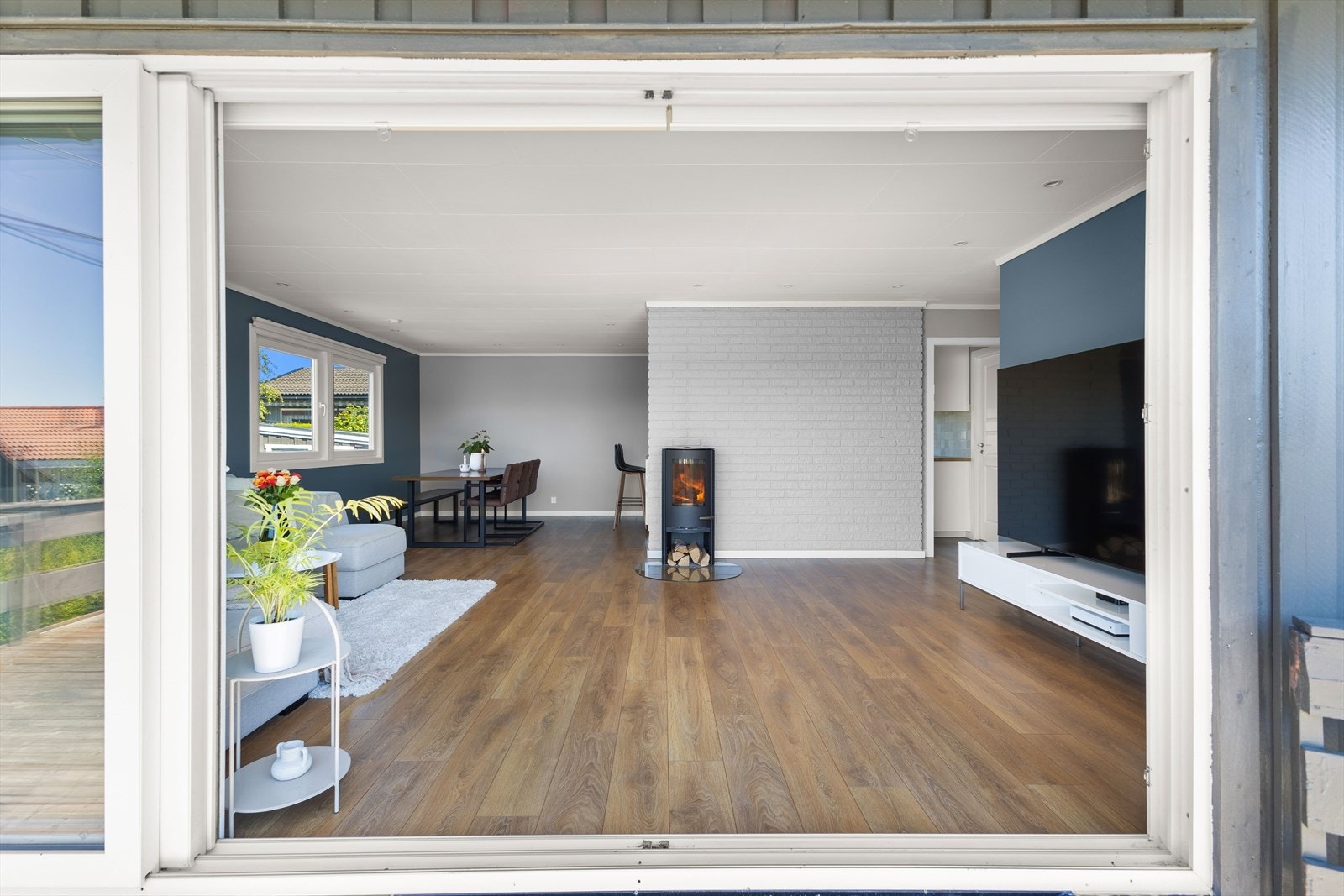 Stuen er romslig, og har god plass til flere møbleringsmuligheter for å skape den stuen du selv ønsker. Galleribilde