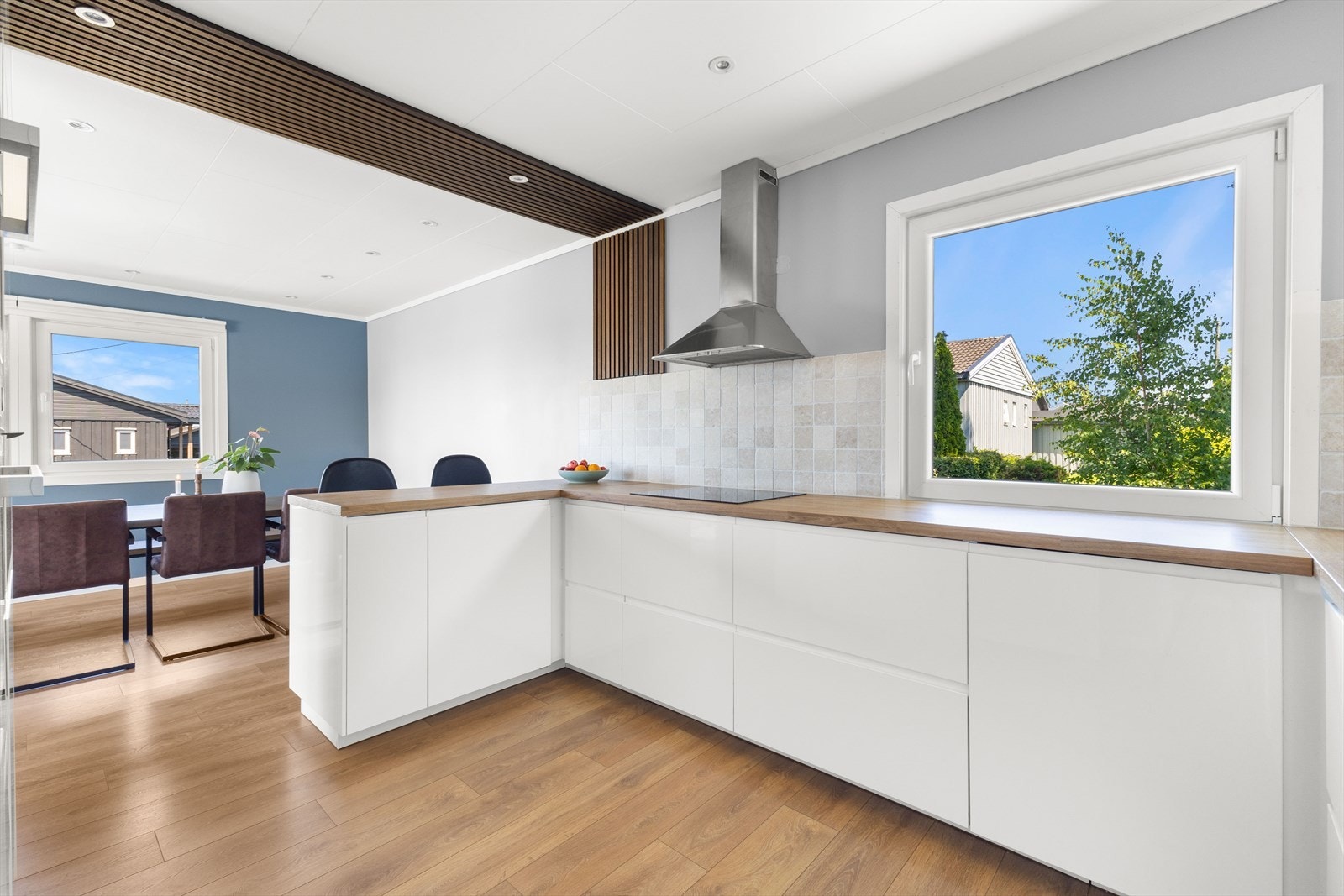 Kjøkkenet er innredet i en praktisk form, med godt med skap- og oppbevaringsplass. Galleribilde