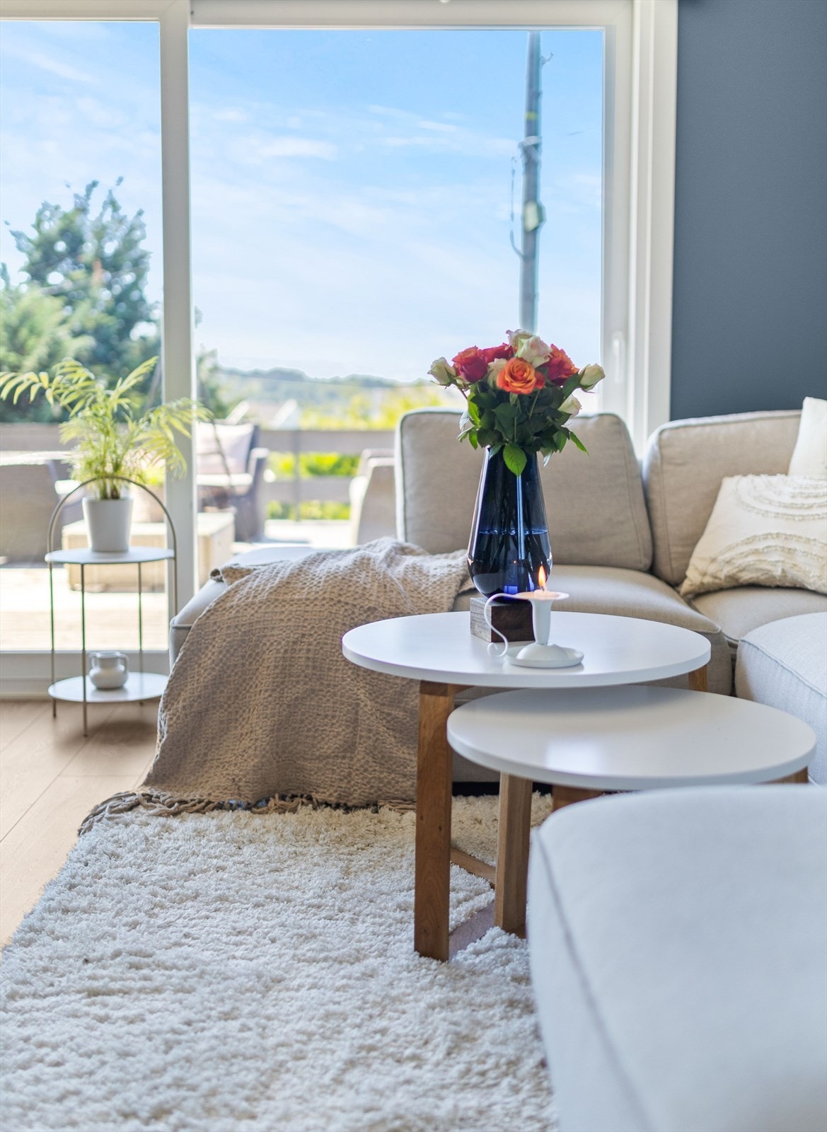 Boligen byr på lyse og luftige oppholdsrom. Galleribilde