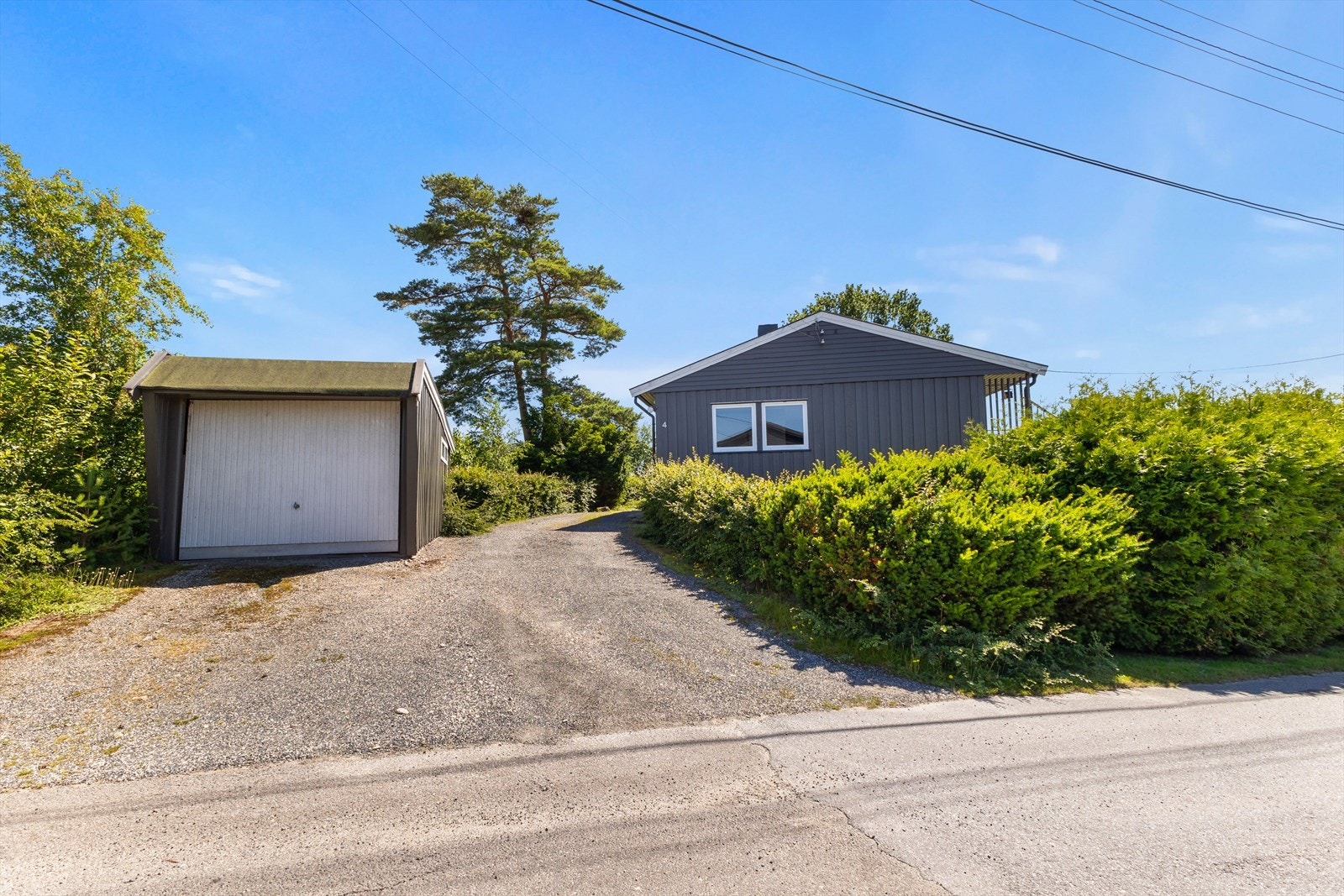 Det er gode parkeringsmuligheter på egen tomt og i garasje. Galleribilde