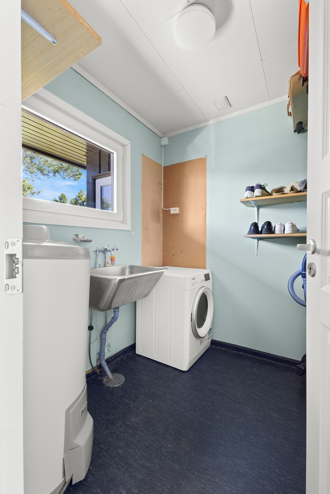 Vaskerommet er med belegg på gulv og malte plater på vegger. Videre er rommet utstyrt med utslagsvask, varmtvannsbereder og det er opplegg for vaskemaskin. Takstmann har gitt vaskerommet TG3, og opplyser at rommet har behov for oppgraderinger. Galleribilde