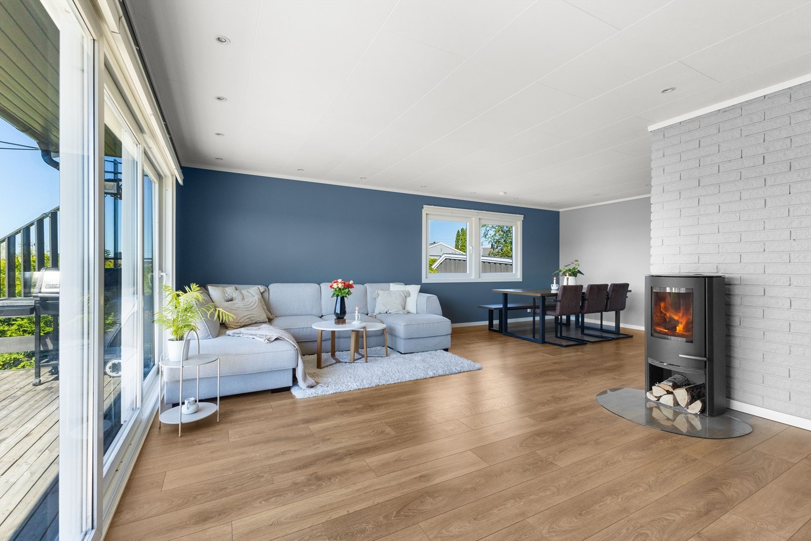 Det er montert vedovn i stuen, som avgir god varme. Galleribilde