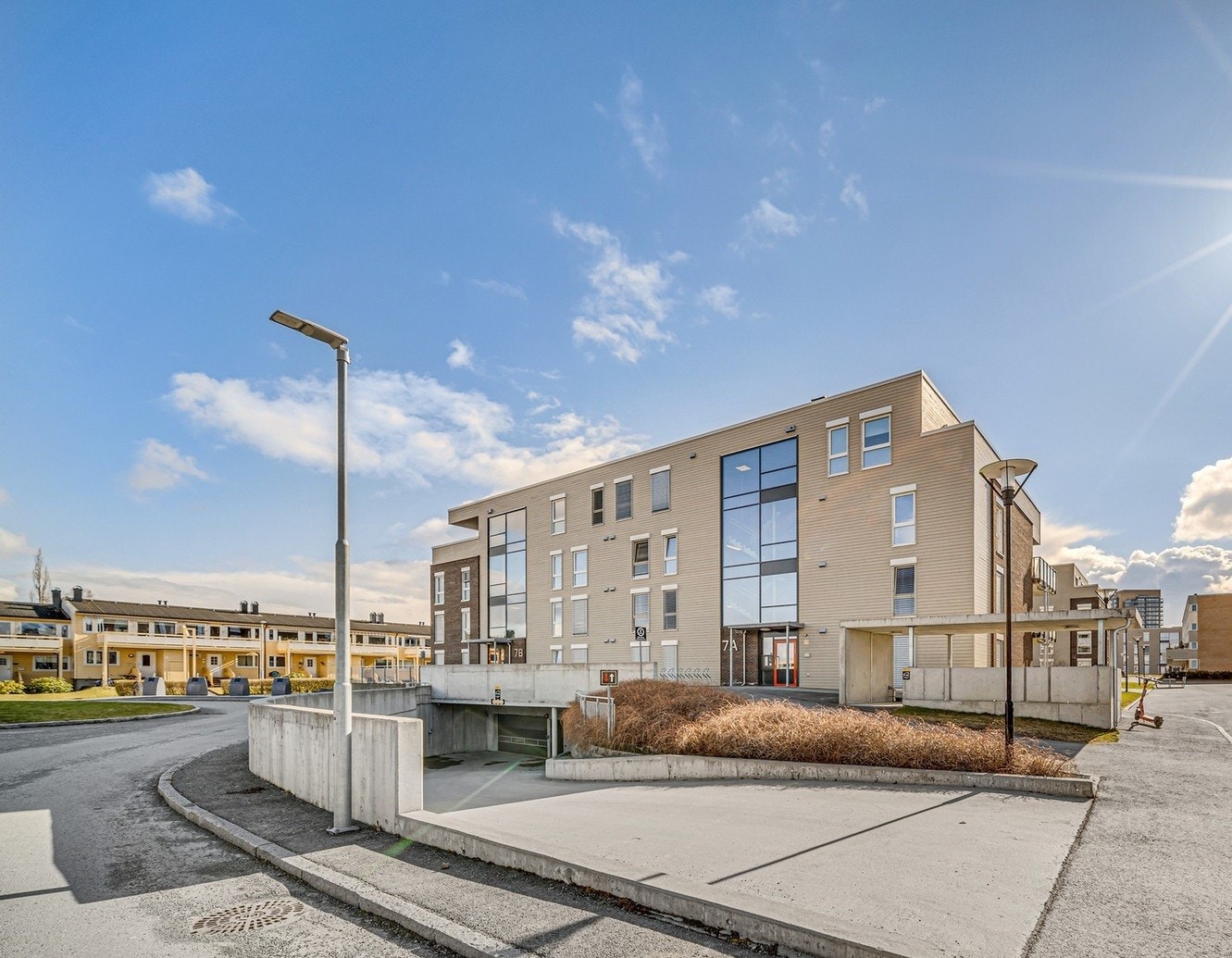 Fasade og nedkjøring til parkering. Galleribilde
