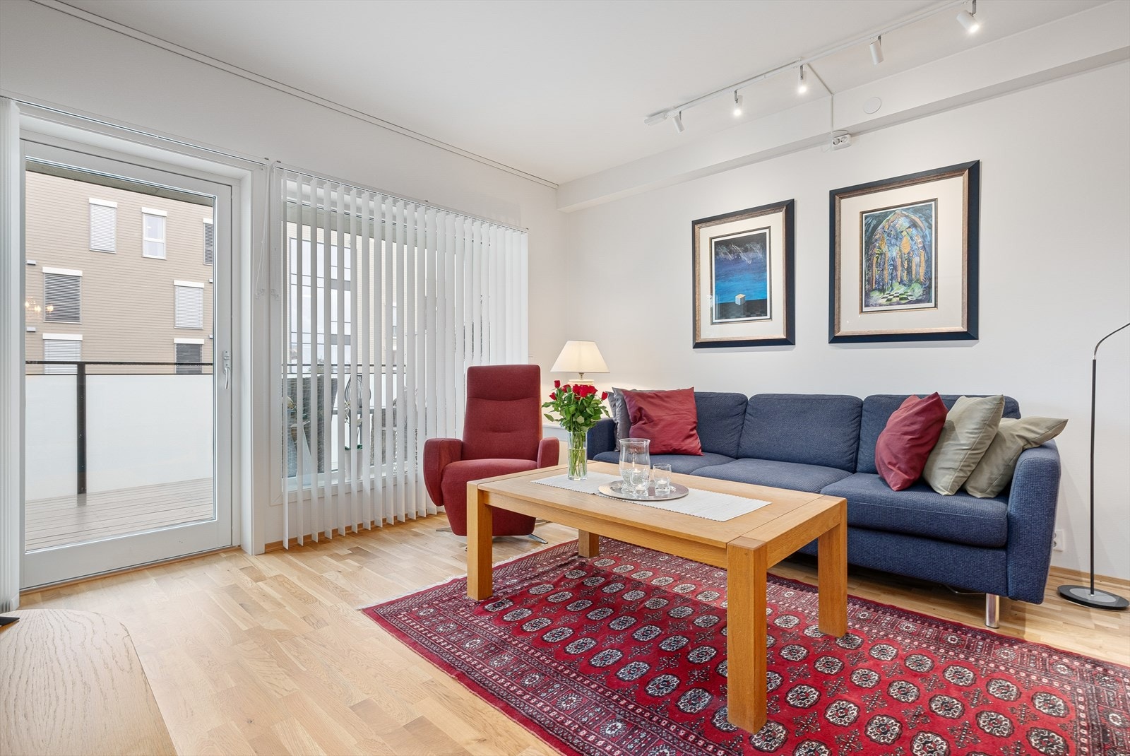 Utgang til egen veranda fra stuen. Galleribilde