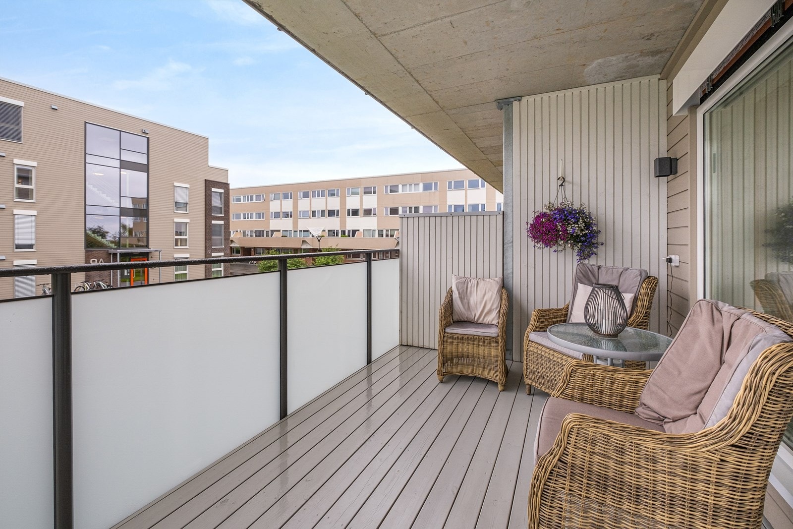 Delvis overbygd og skjermet veranda. Galleribilde