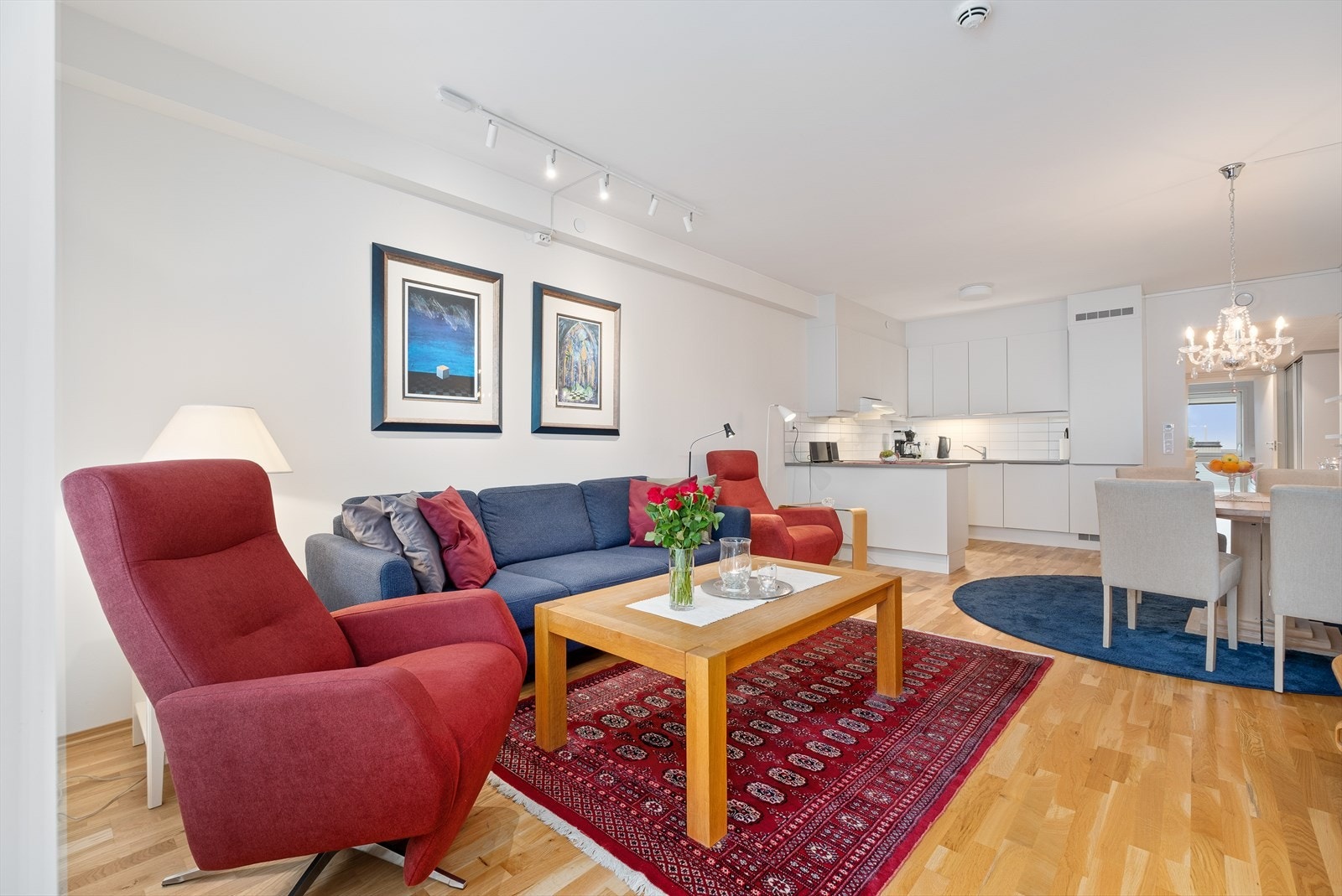Velkommen til Bromstadenga Borettslag og denne moderne leiligheten i 2 etasje. Galleribilde