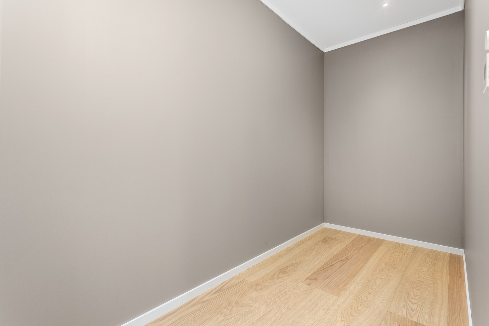 Garderoberom med mulighet for å innrede som et fint walk in closet med skap og hylleløsninger. Galleribilde