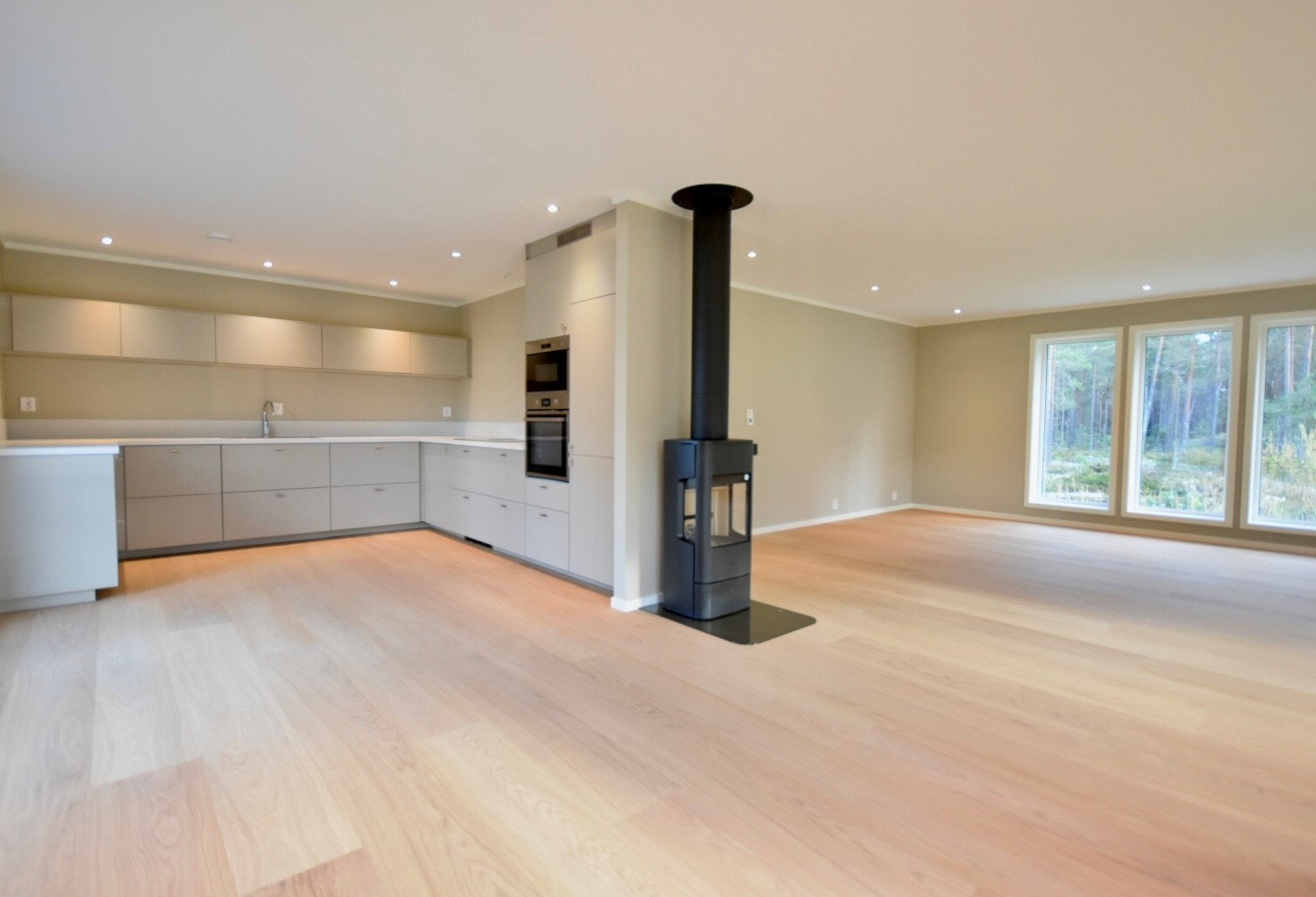 Flott innredet kjøken, godt med skapplass Galleribilde