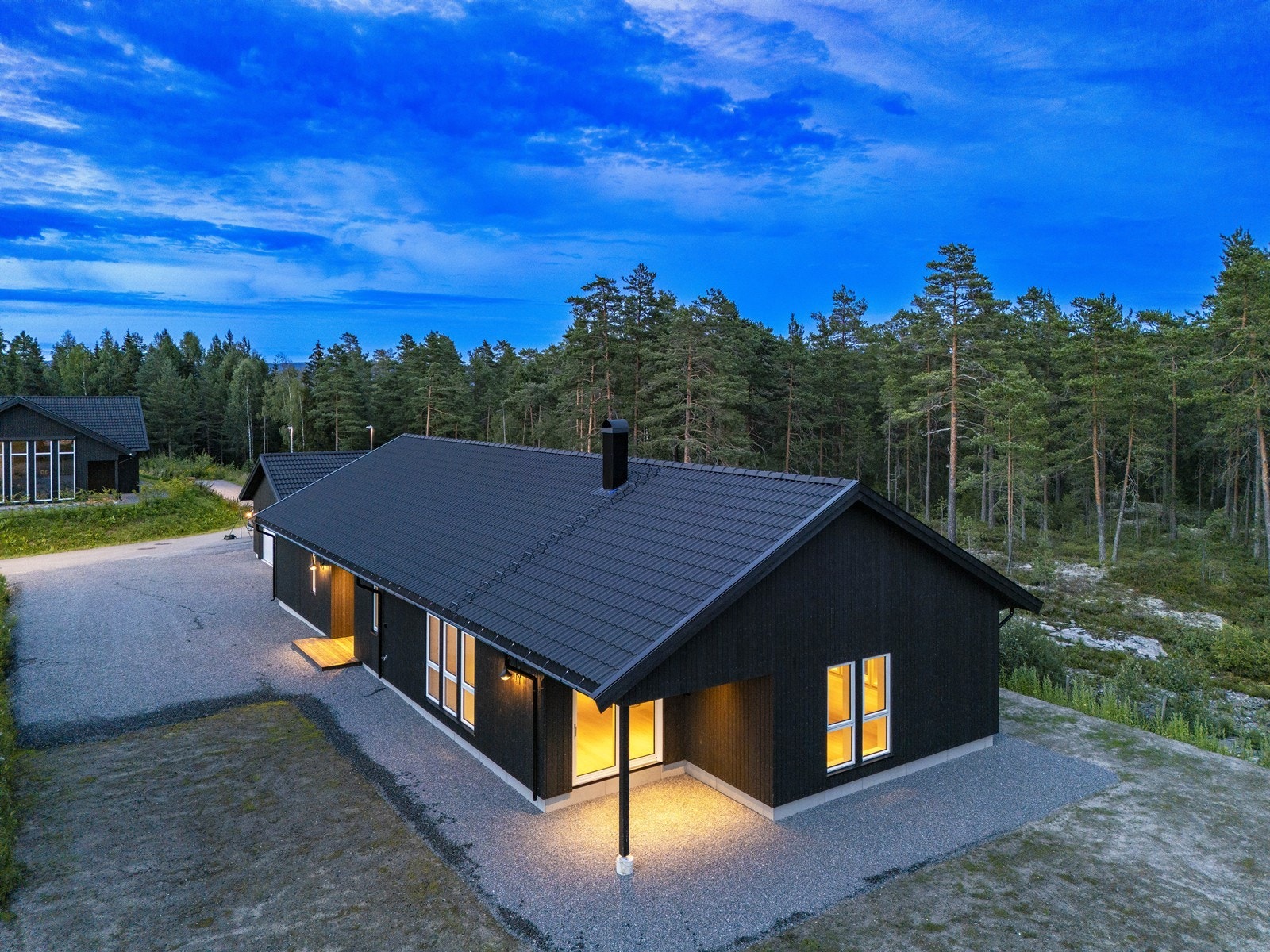 Boligen har en gjennomtenkt og velfungerende planløsning med alt på et plan, i tillegg til store uteområder med mulighet for platting. Galleribilde